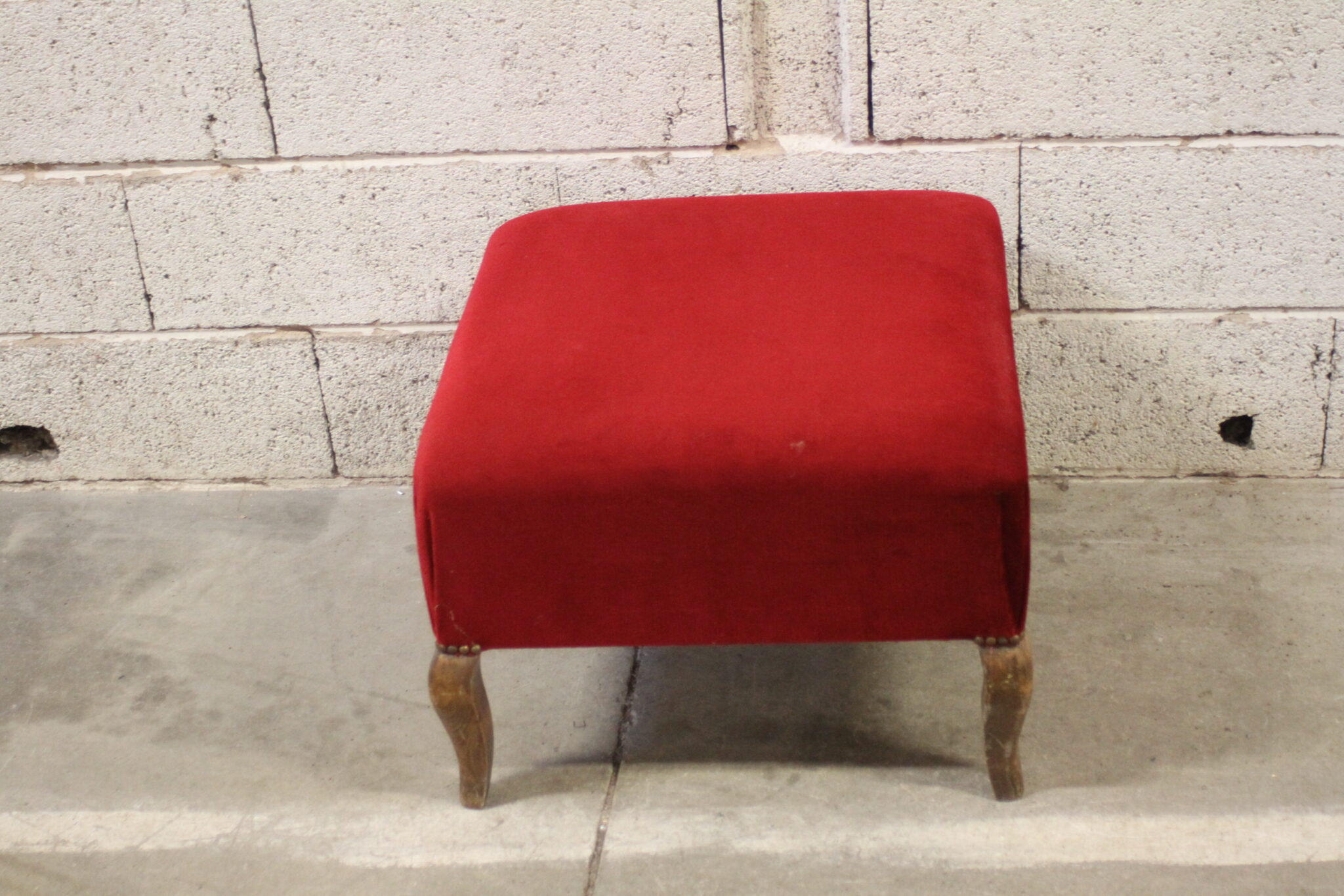 ancien-tabouret-pouf-repose-pieds-velours-rouge-pieds-galbés-bois-mobilier-brocante-occasion-emmaus-scherwiller-etikette (3)