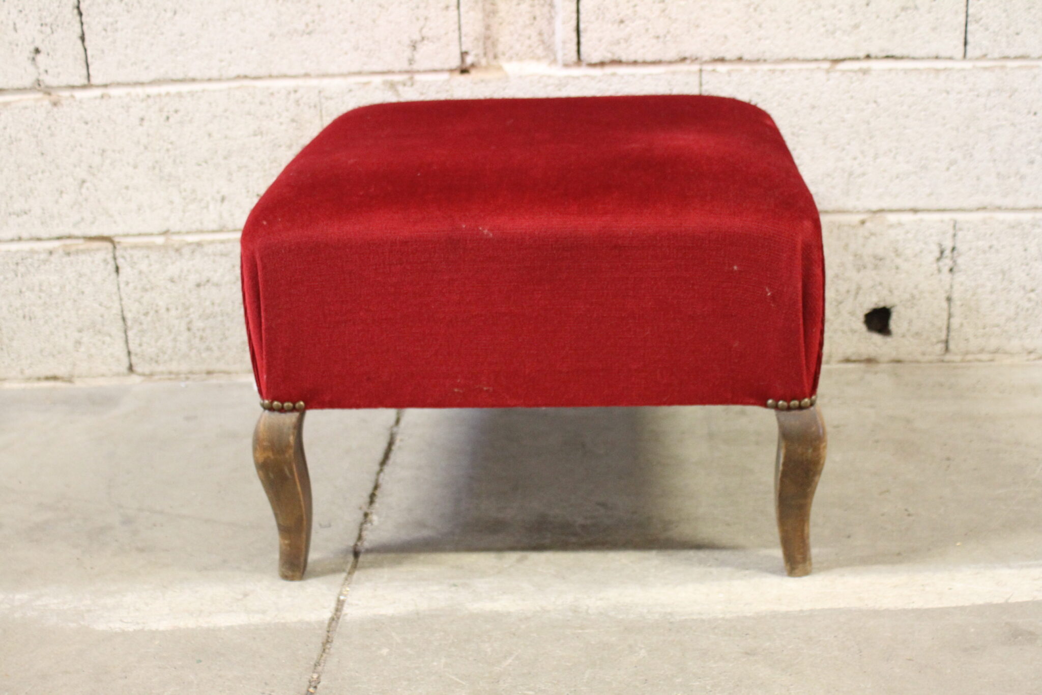 ancien-tabouret-pouf-repose-pieds-velours-rouge-pieds-galbés-bois-mobilier-brocante-occasion-emmaus-scherwiller-etikette (4)