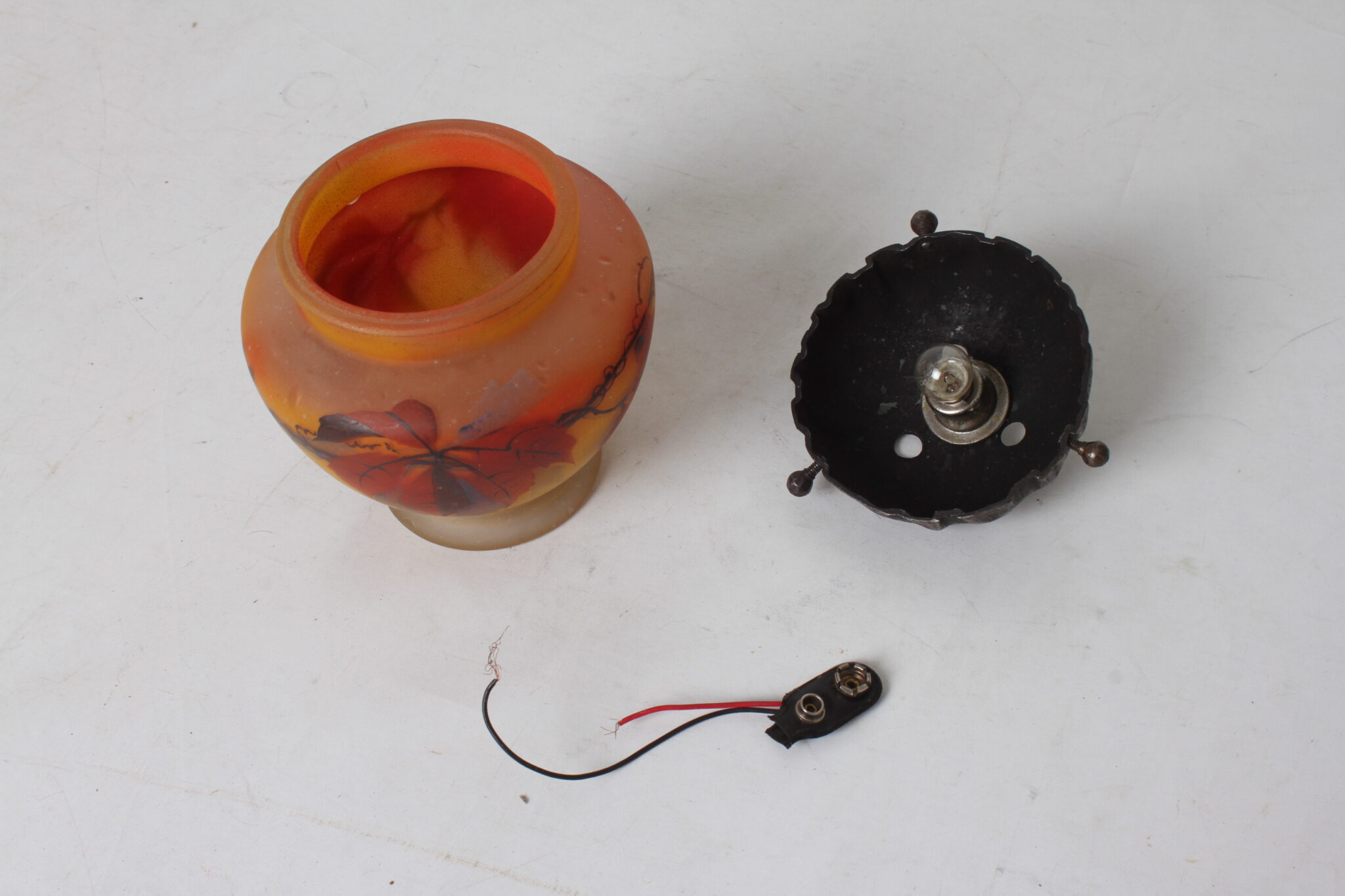 ancienne-petite-veilleuse-en-pate-de-verre-signee-peynaud-luminaires-objets-deco-brocante-occasion-emmaus-scherwiller-etikette (1)