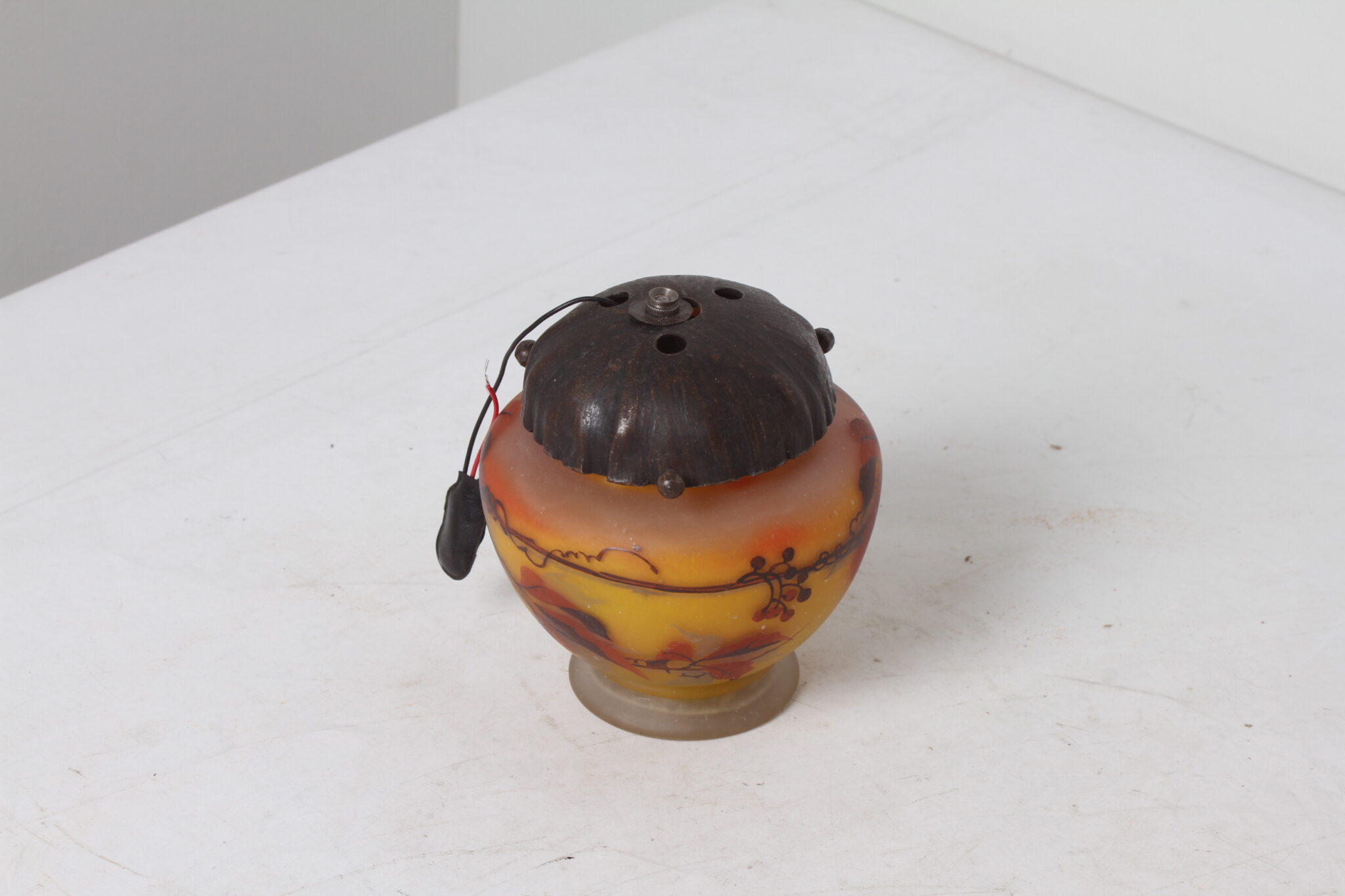 ancienne-petite-veilleuse-en-pate-de-verre-signee-peynaud-luminaires-objets-deco-brocante-occasion-emmaus-scherwiller-etikette (2)