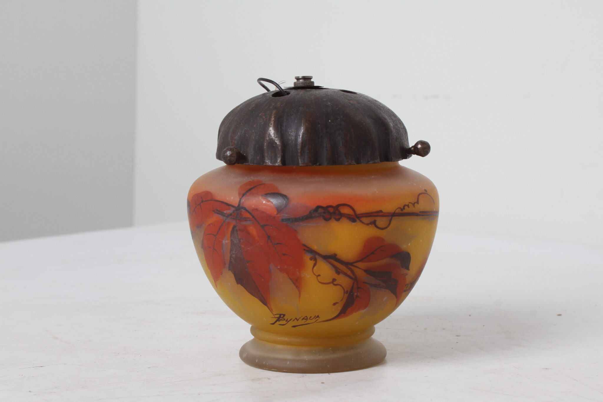 ancienne-petite-veilleuse-en-pate-de-verre-signee-peynaud-luminaires-objets-deco-brocante-occasion-emmaus-scherwiller-etikette (4)