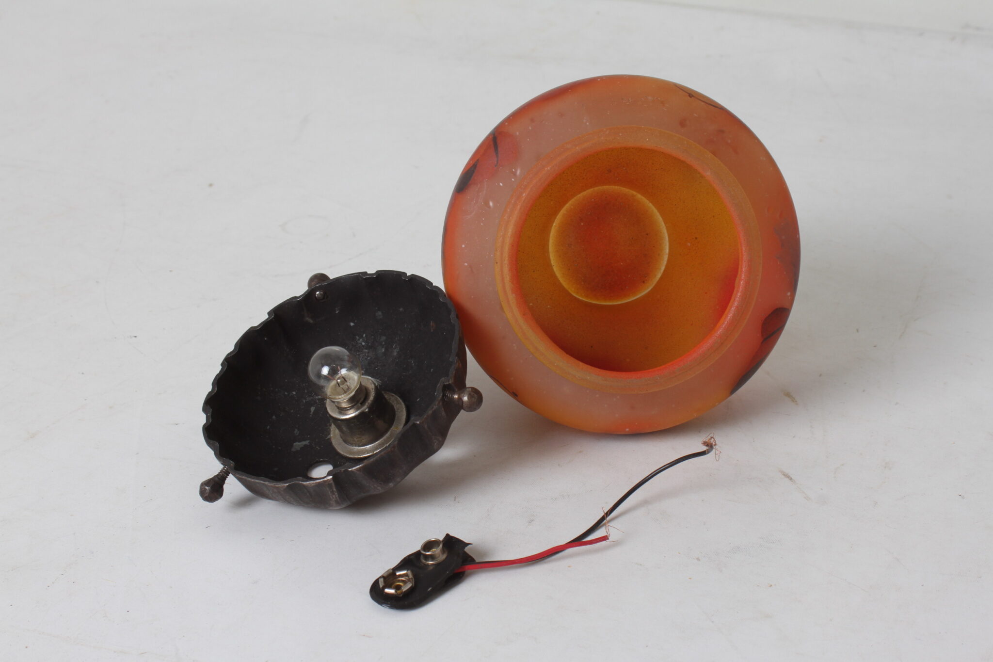 ancienne-petite-veilleuse-en-pate-de-verre-signee-peynaud-luminaires-objets-deco-brocante-occasion-emmaus-scherwiller-etikette (5)