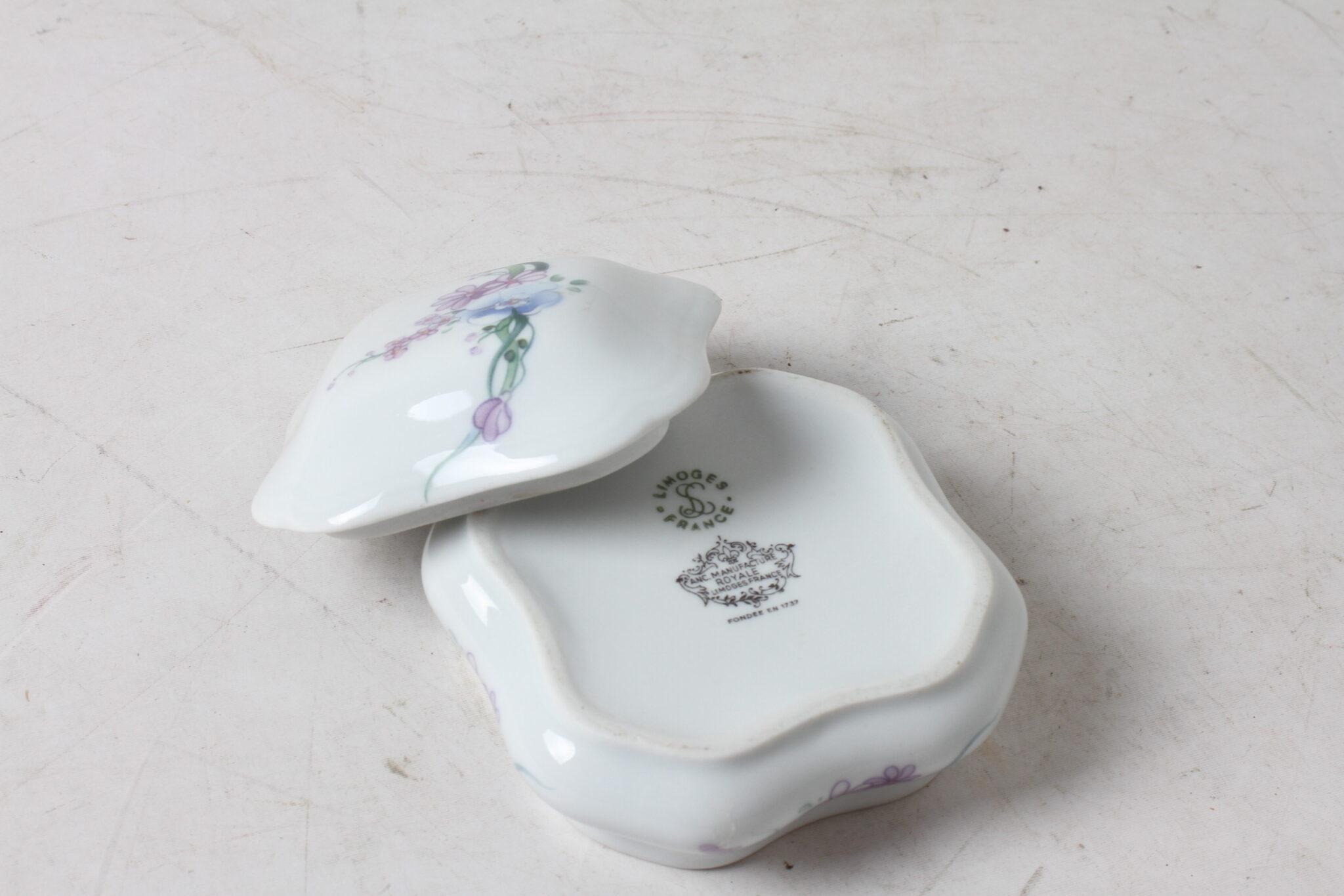 Boîte à bijoux en porcelaine blanc décor floral Limoges France (1)
