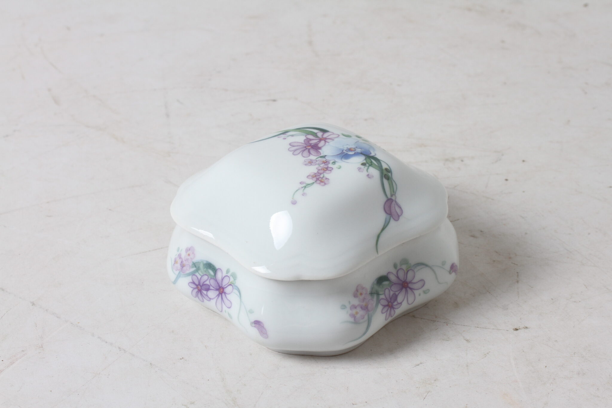 Boîte à bijoux en porcelaine blanc décor floral Limoges France (3)
