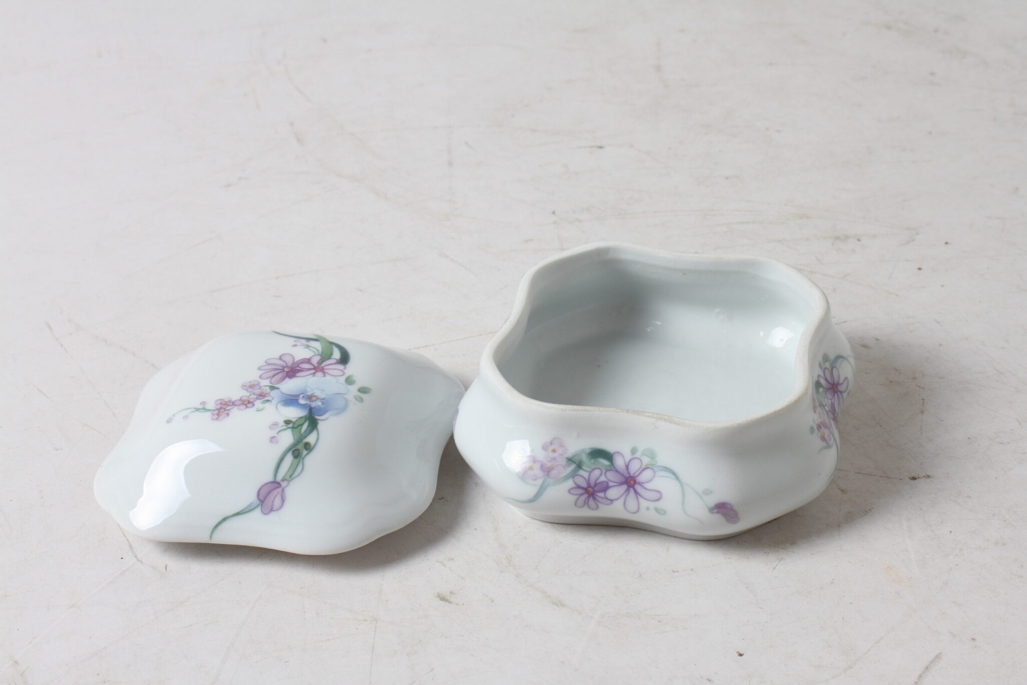 Boîte à bijoux en porcelaine blanc décor floral Limoges France (4)