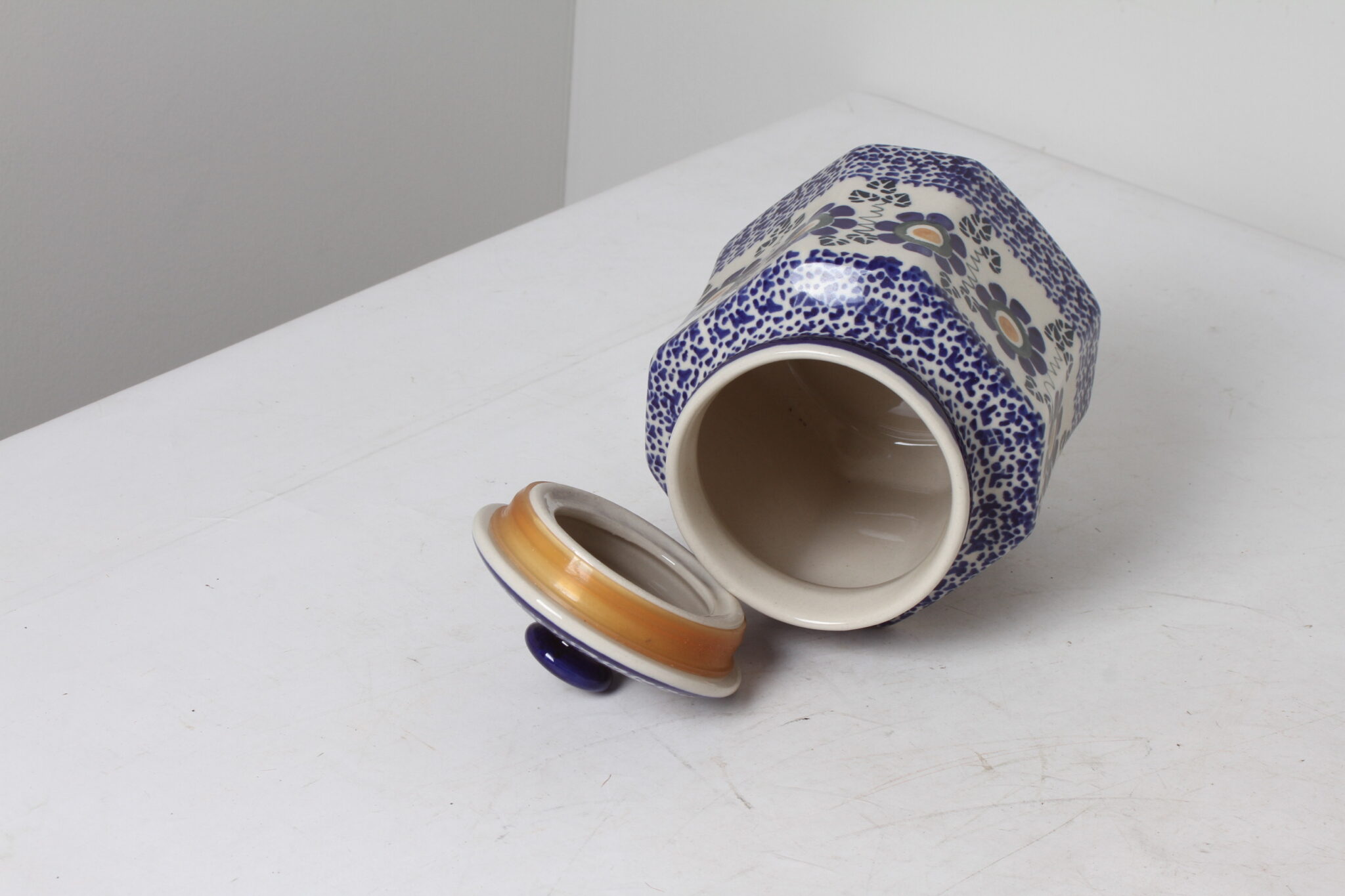 Boîte de conservation en céramique blanc et bleu décor florale vintage - Manufactura (1)