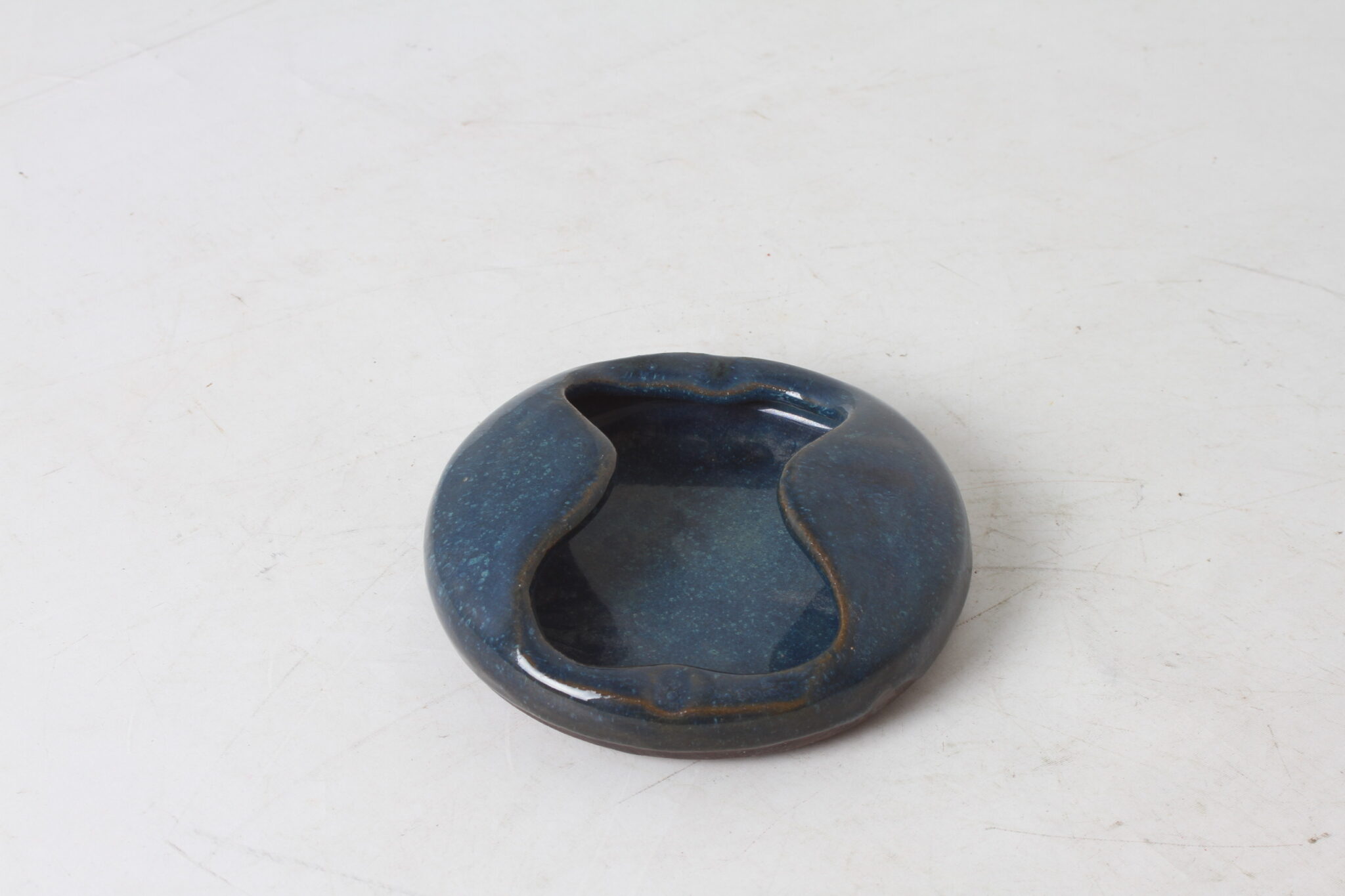 Cendrier bleu en terre cuite émaillée (1)