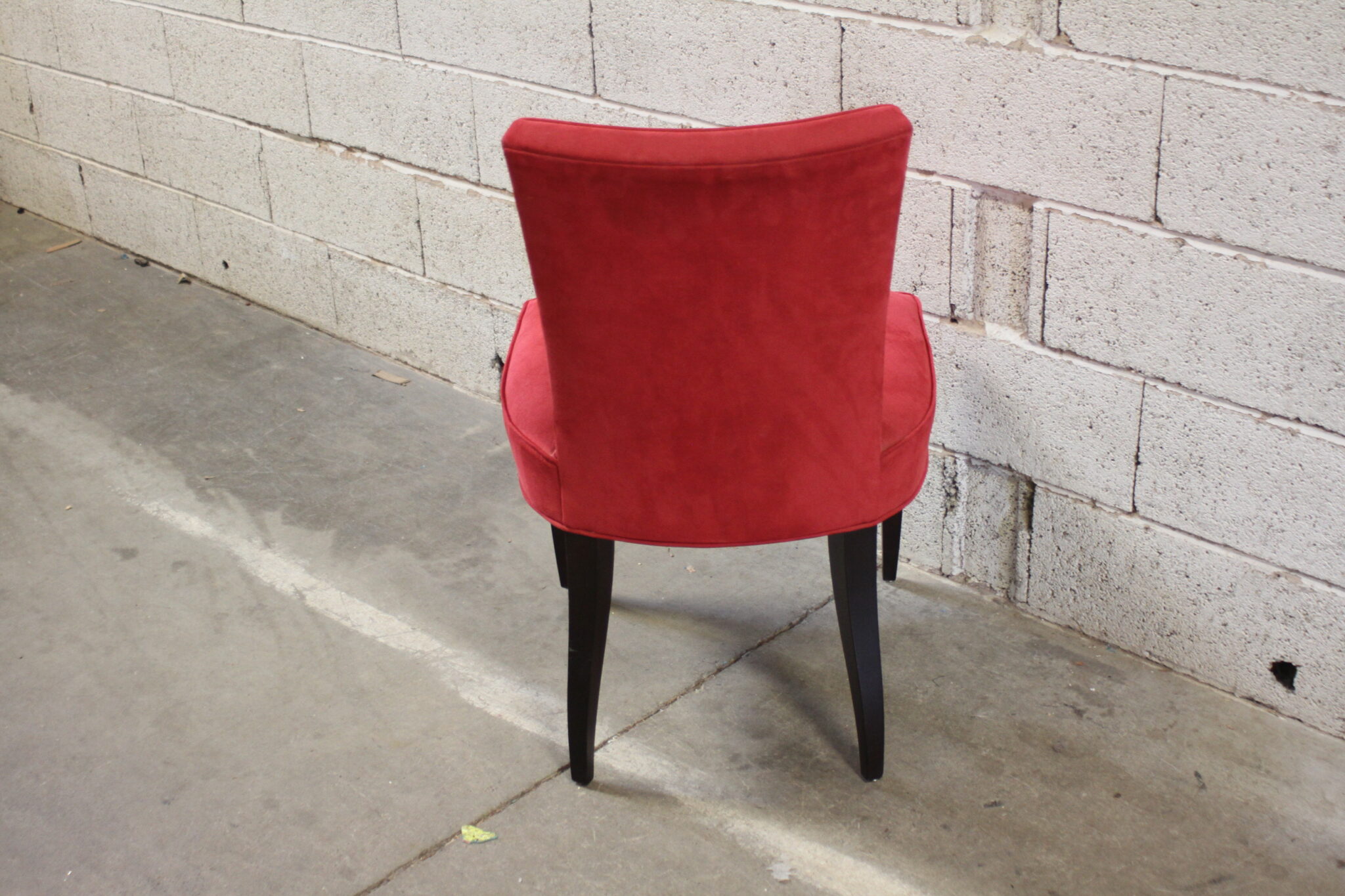 chaise-d'appoint-pieds-bois-noir-mousse-tissu-velours-rose-mobilier-brocante-occasion-emmaus-scherwiller-etikette (1)