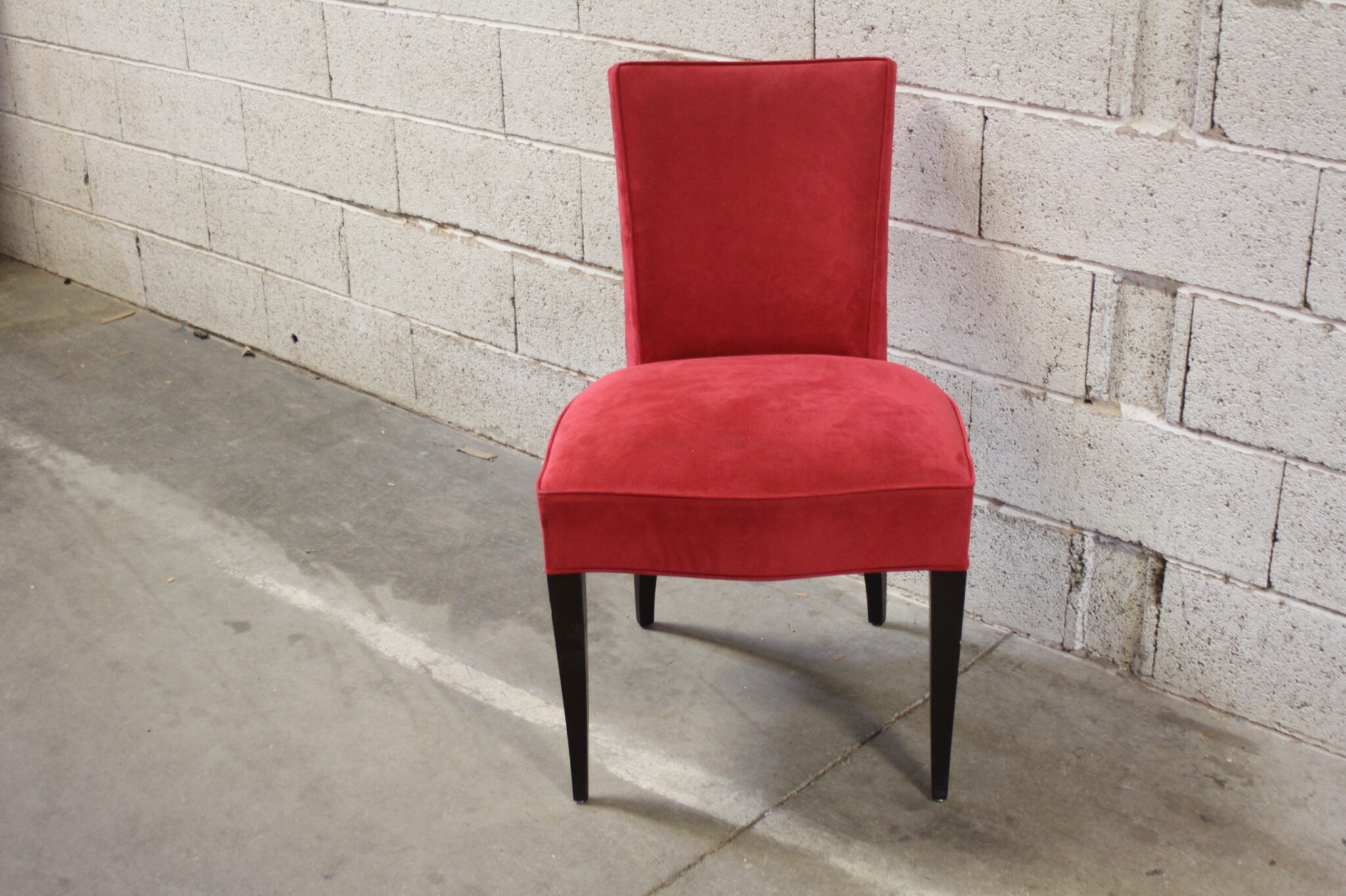 chaise-d'appoint-pieds-bois-noir-mousse-tissu-velours-rose-mobilier-brocante-occasion-emmaus-scherwiller-etikette (3)