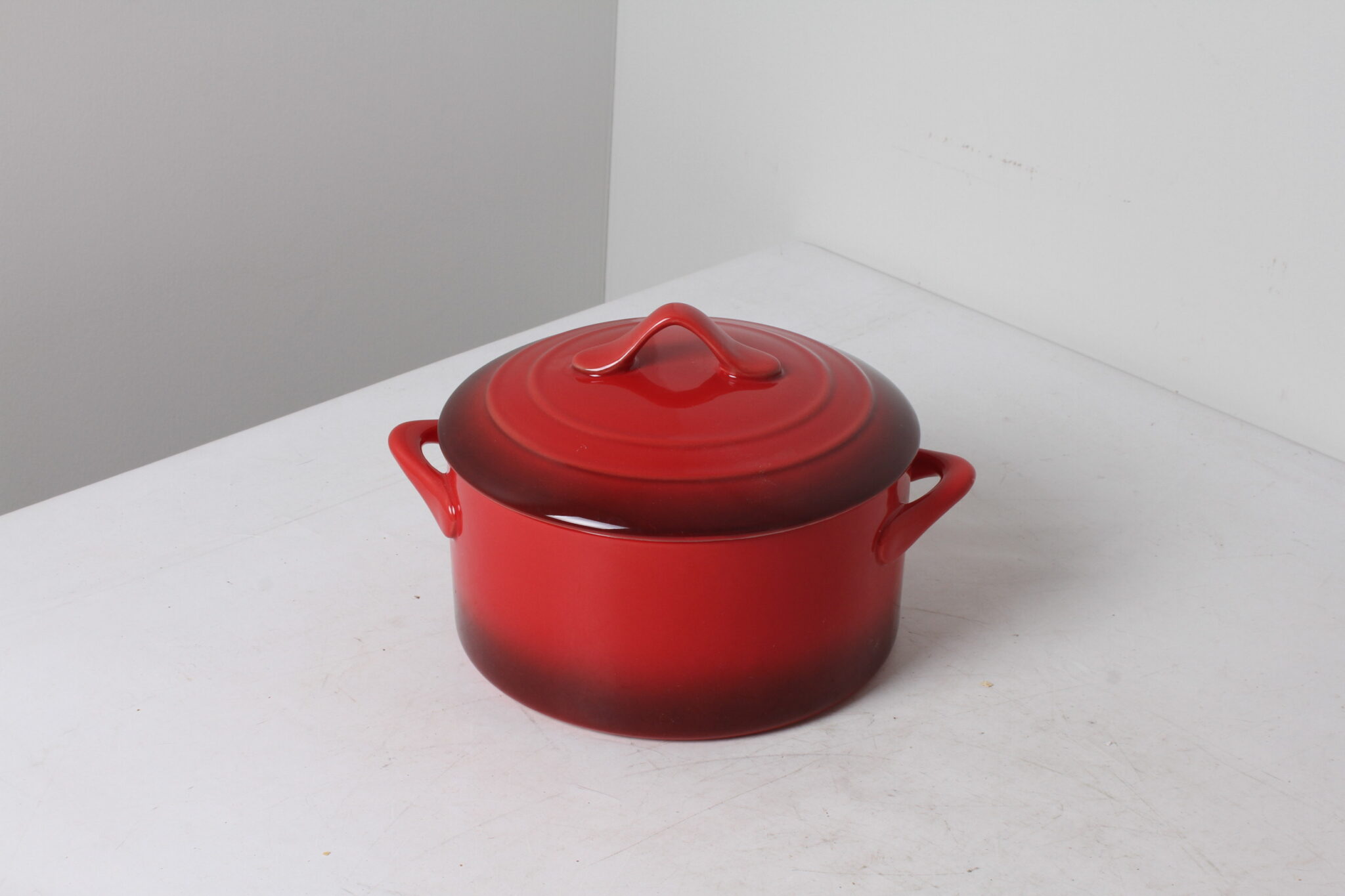 Cocotte en céramique rouge avec couvercle (1)