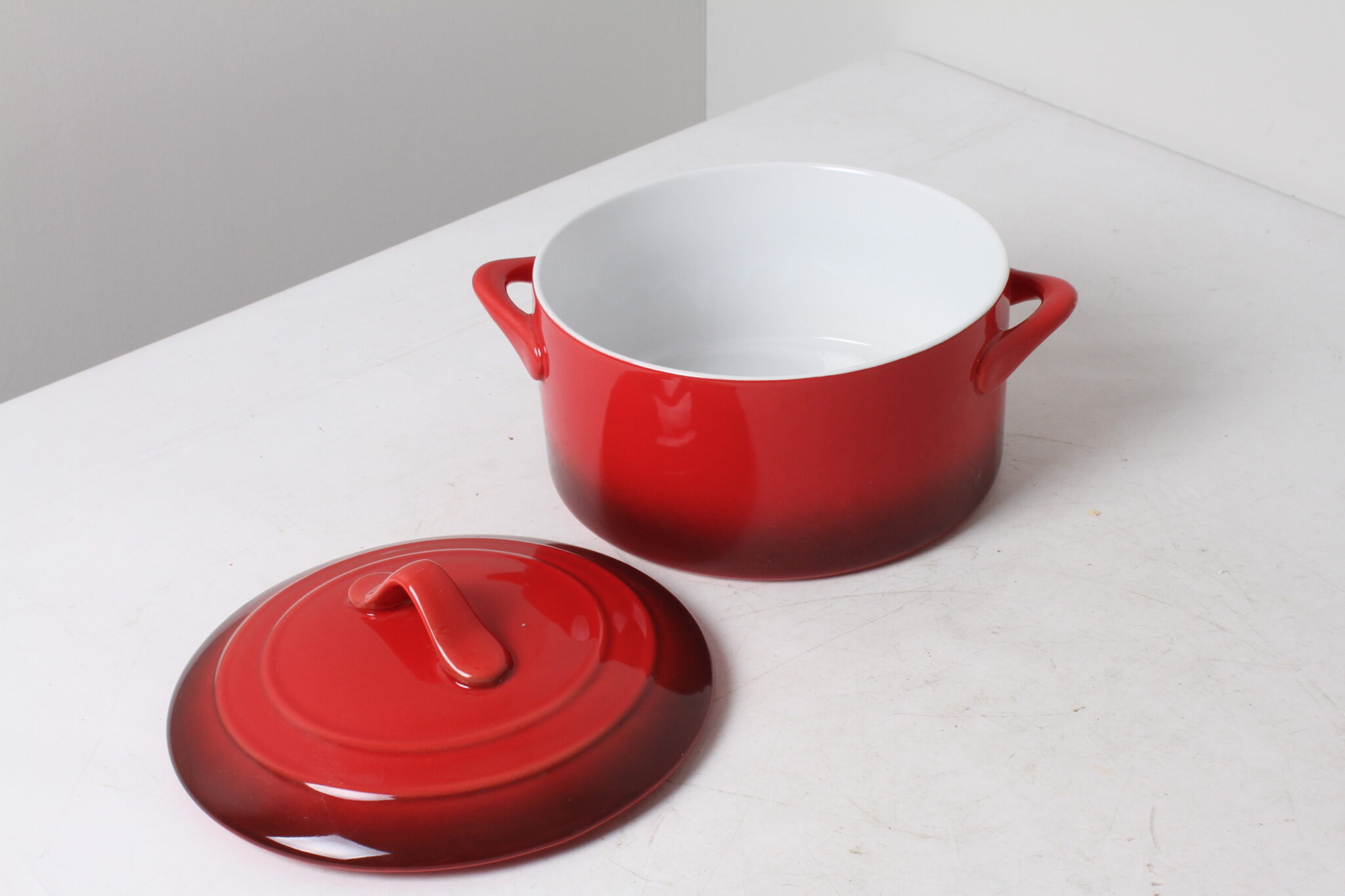 Cocotte en céramique rouge avec couvercle (3)
