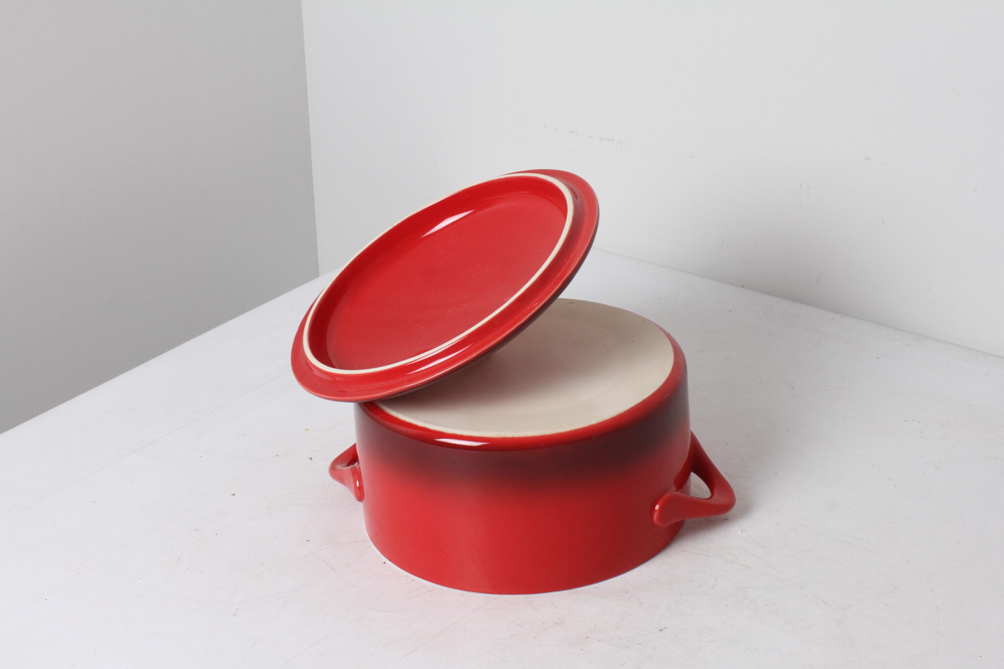 Cocotte en céramique rouge avec couvercle (4)