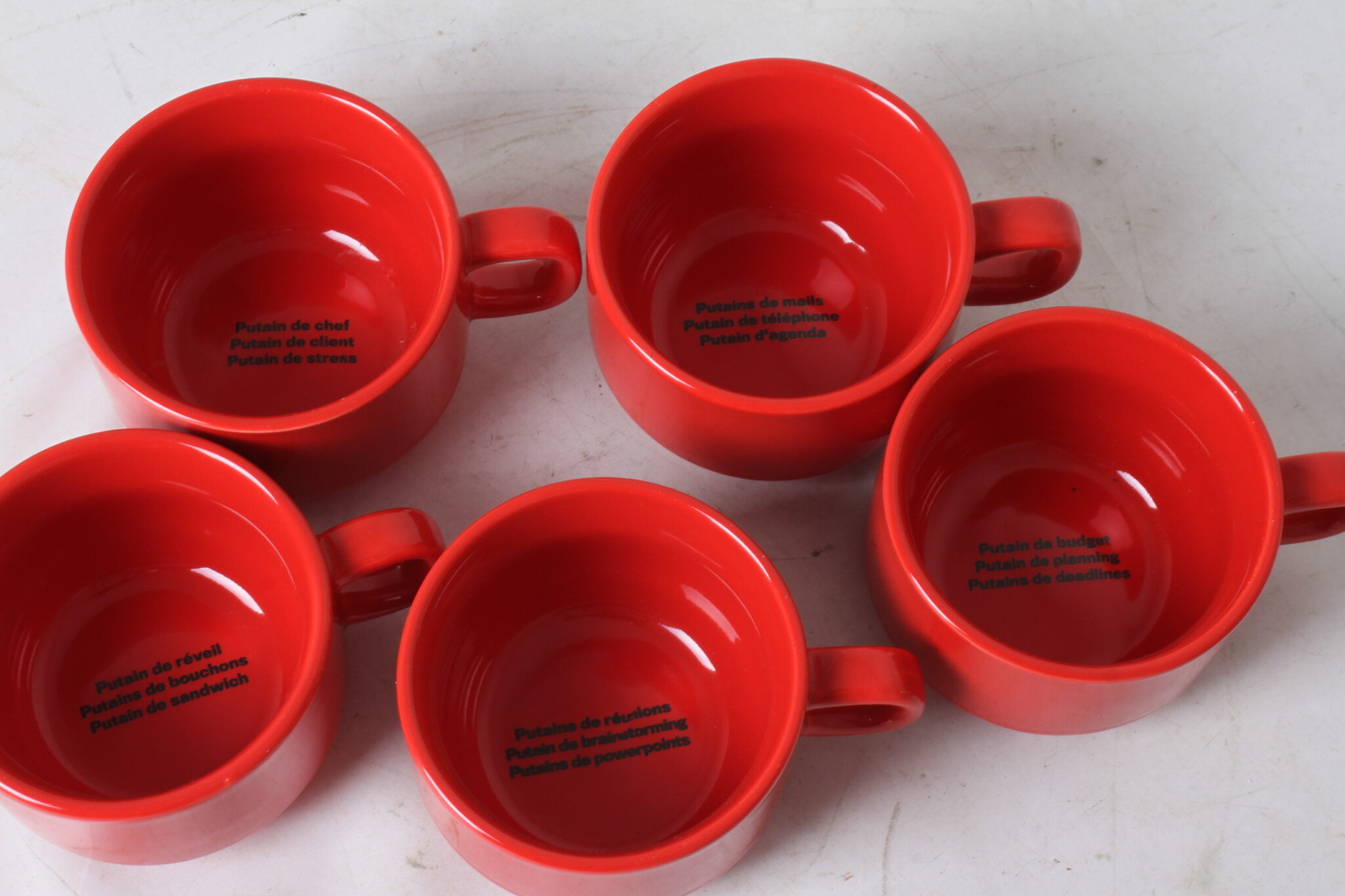 Coffret semainier de 5 tasses en céramique rouge (3)