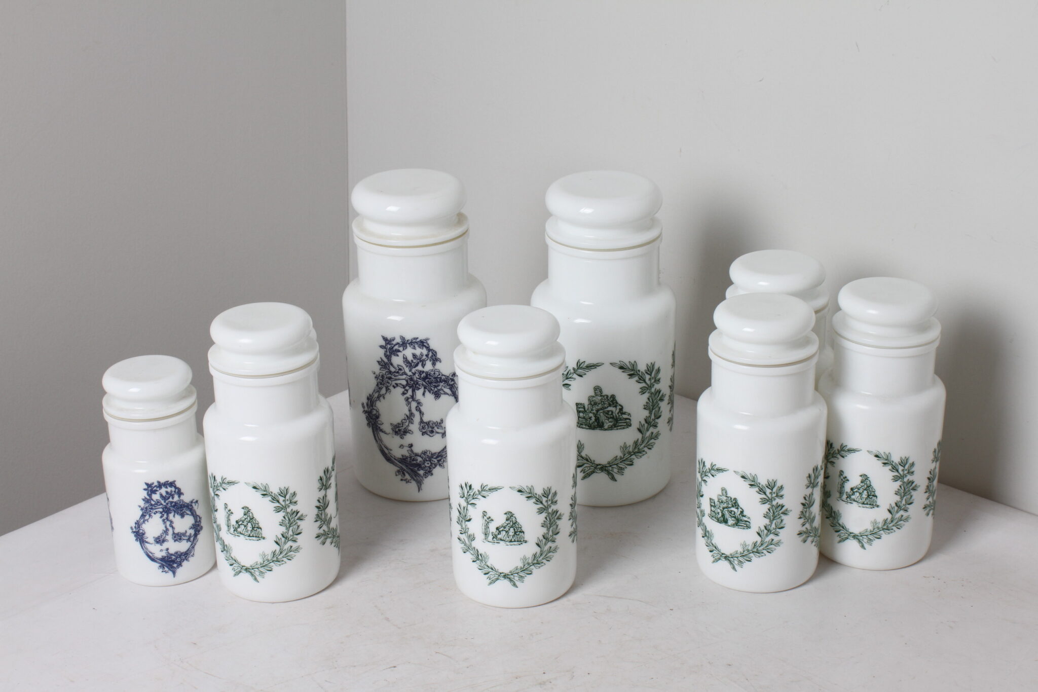 Ensemble des 9 pots en opaline blanc décor vert et bleu Italie (2)