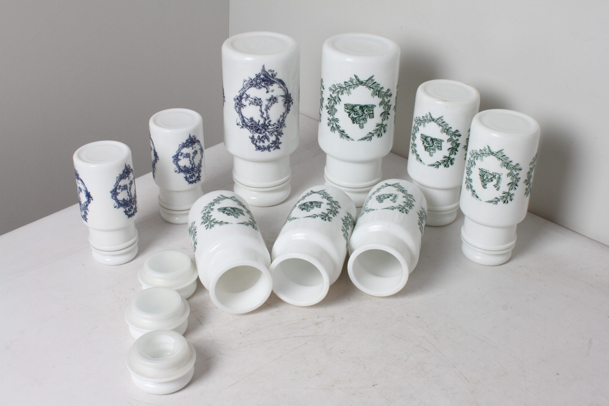 Ensemble des 9 pots en opaline blanc décor vert et bleu Italie (3)