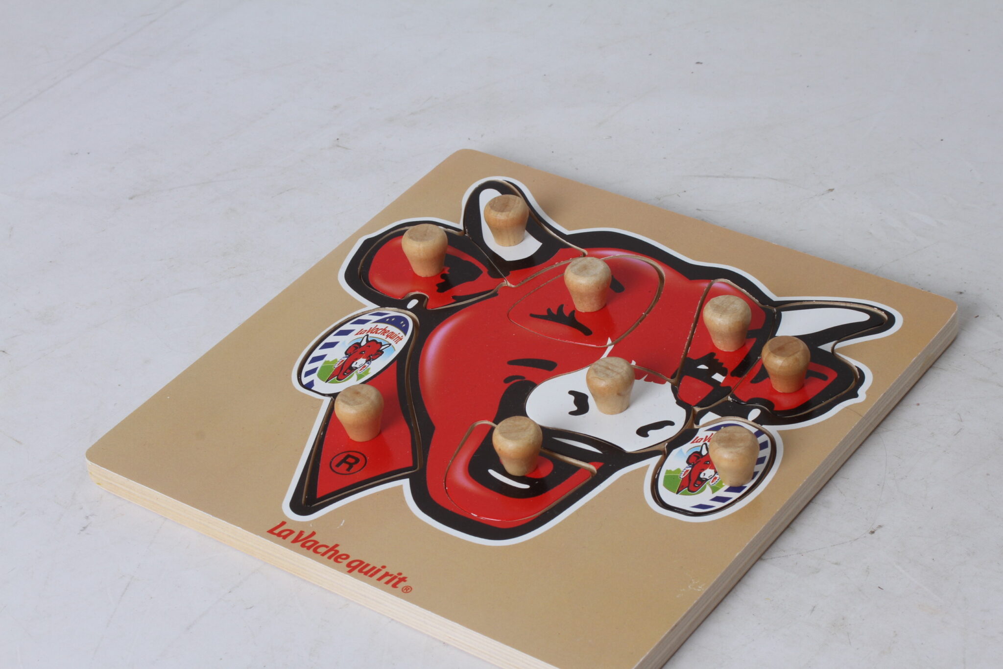 Jeu mural en bois “La Vache qui Rit” (1)