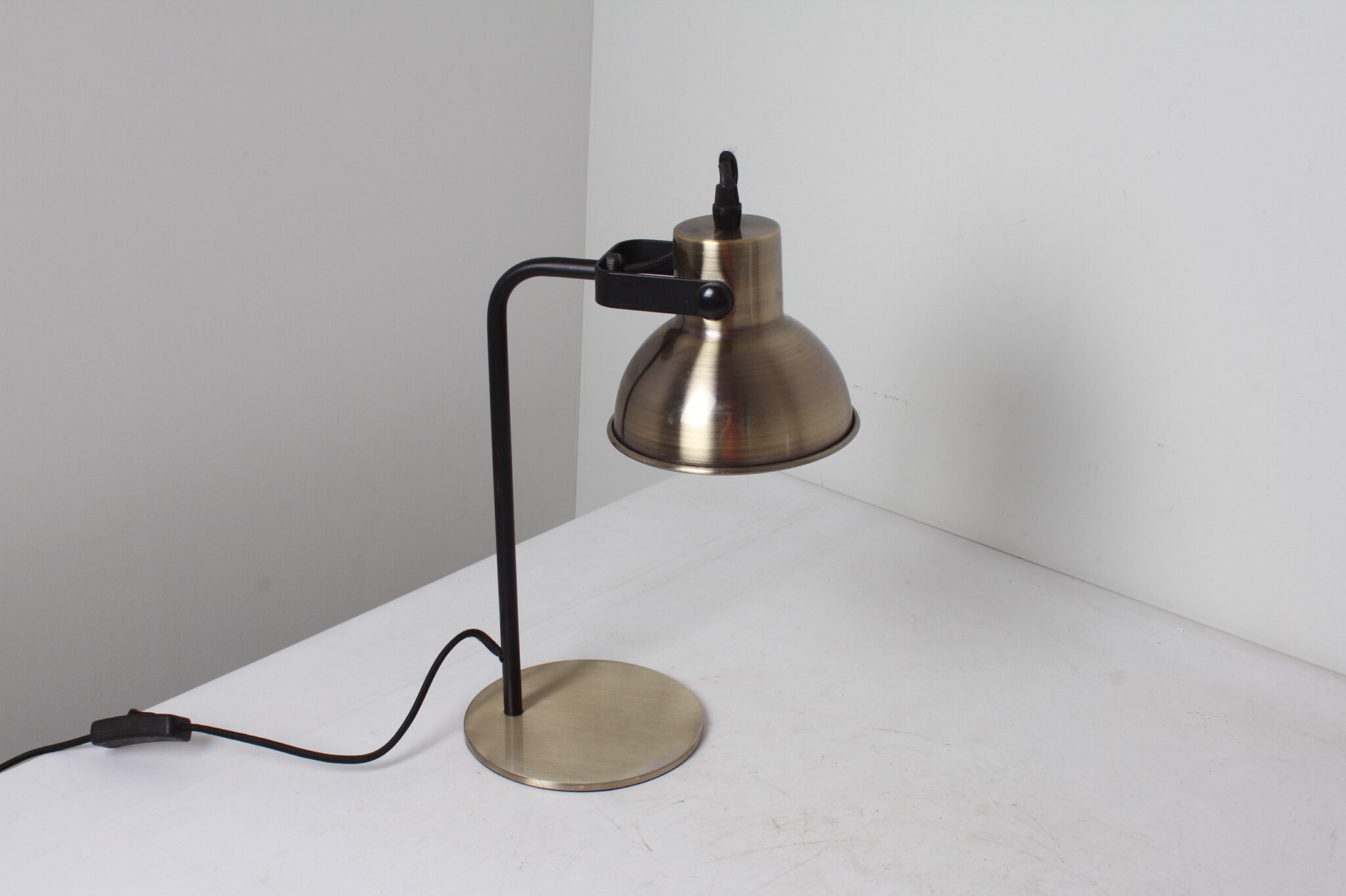 Lampe de table à poser en métal couleur de laiton noir Brilliant (1)