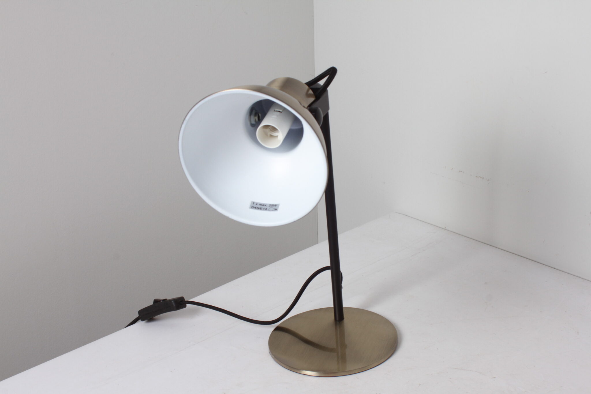 Lampe de table à poser en métal couleur de laiton noir Brilliant (2)