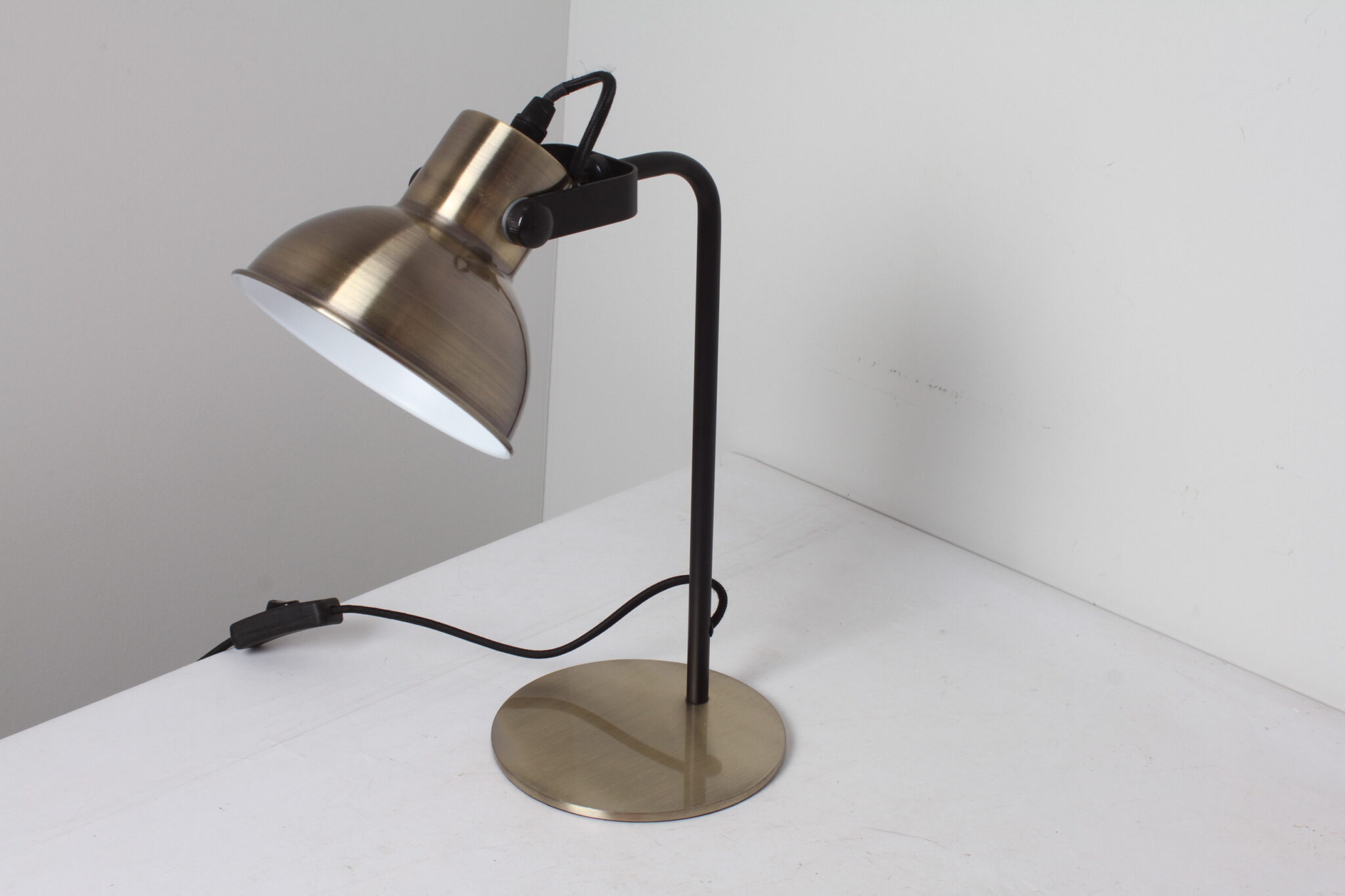 Lampe de table à poser en métal couleur de laiton noir Brilliant (3)