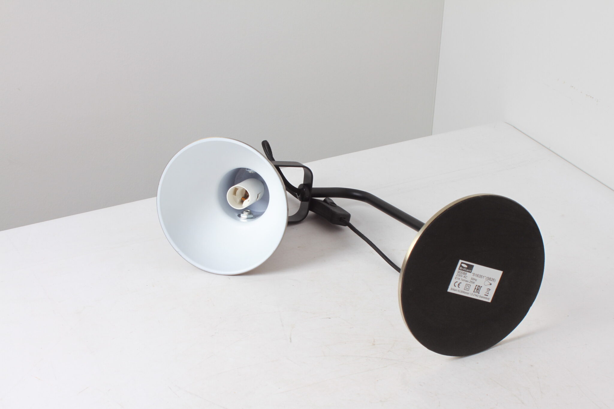 Lampe de table à poser en métal couleur de laiton noir Brilliant (4)