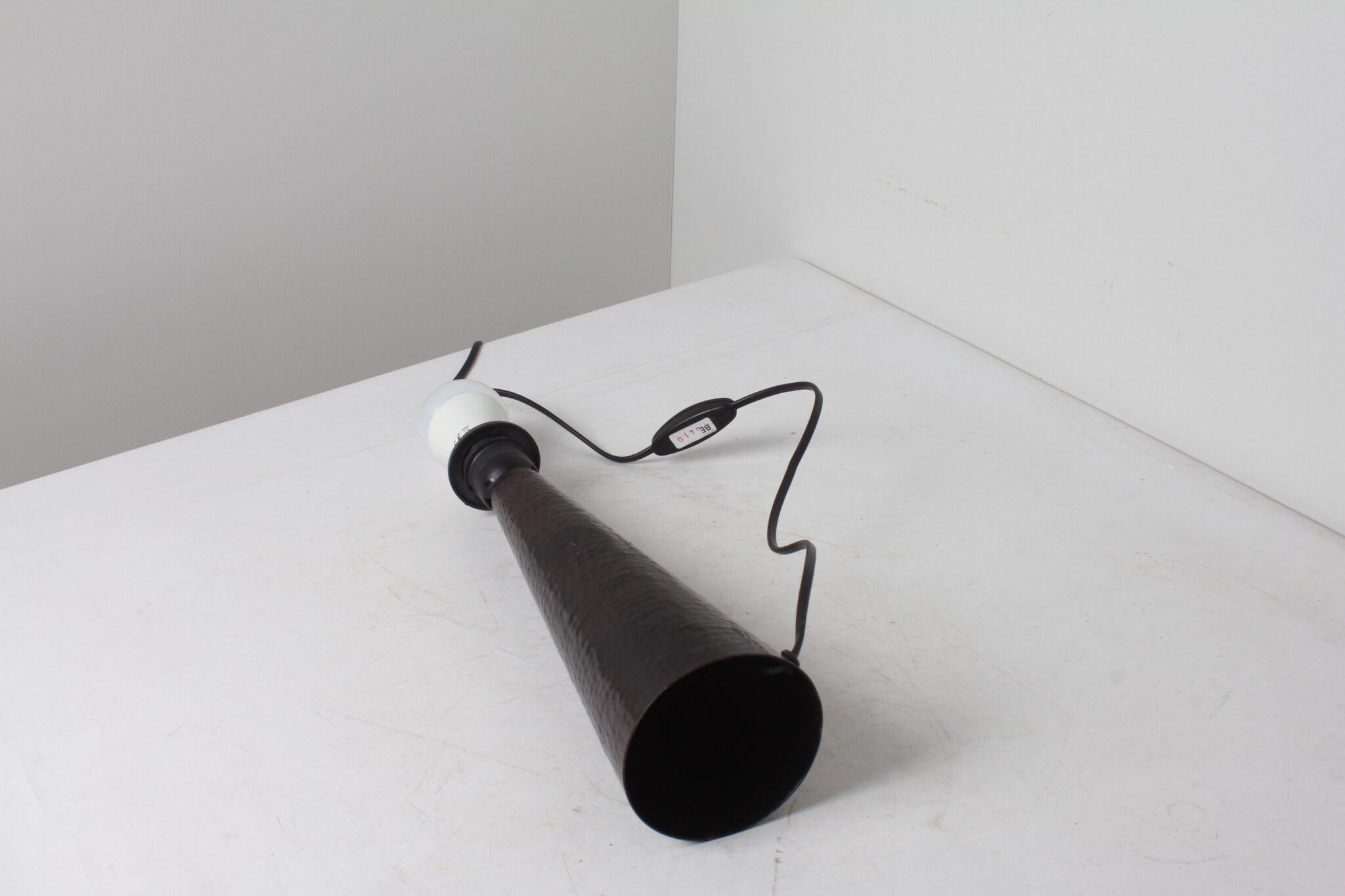 Lampe de table Metropolight en métal martelé forme conique (1)