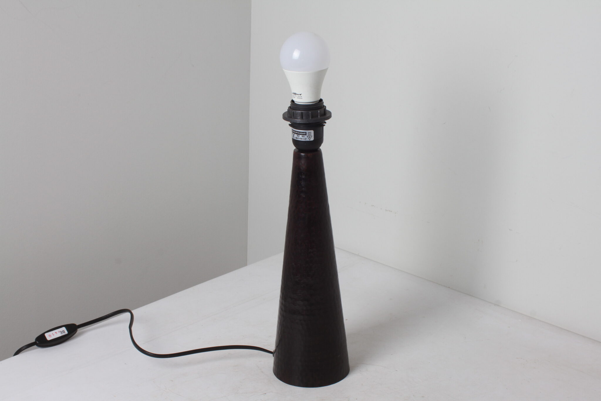 Lampe de table Metropolight en métal martelé forme conique (2)