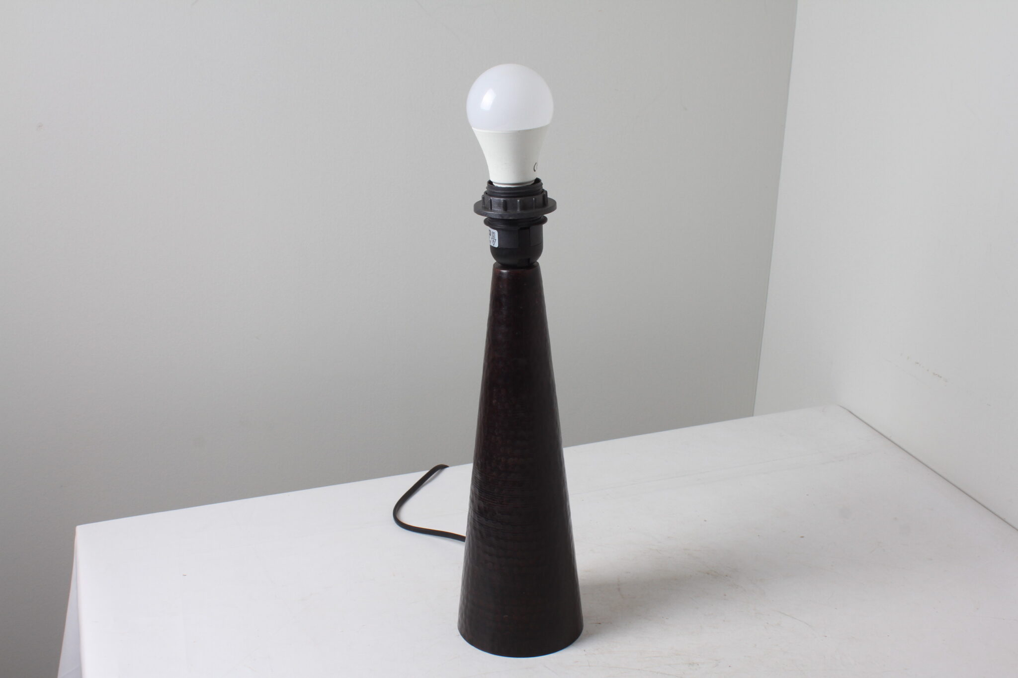 Lampe de table Metropolight en métal martelé forme conique (3)