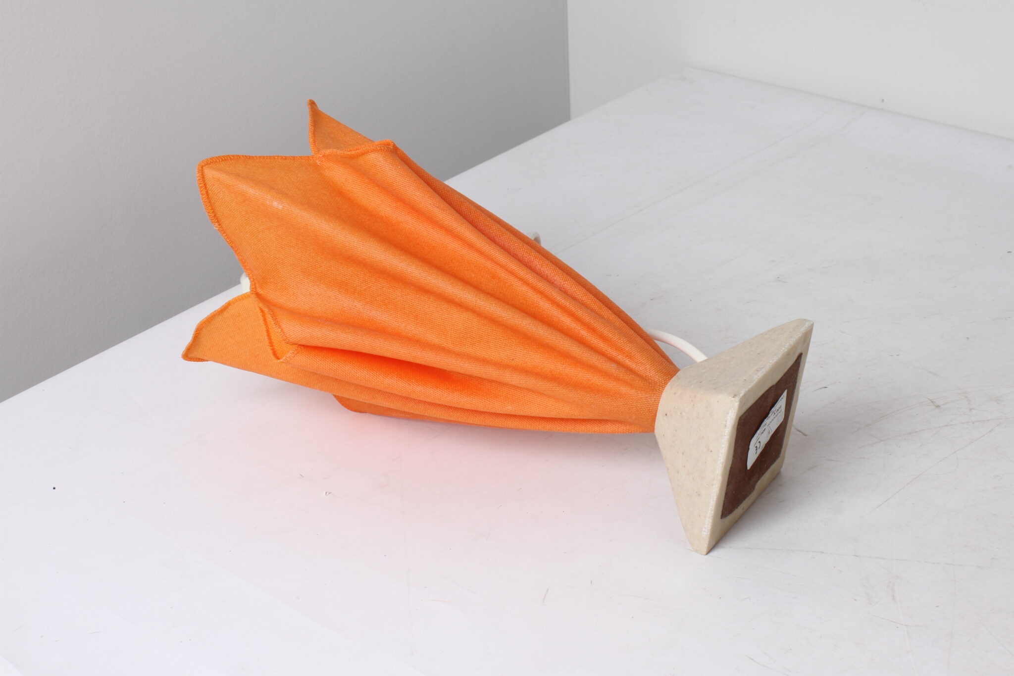 Lampe de table orange design avec abat-jour textile plissé (1)