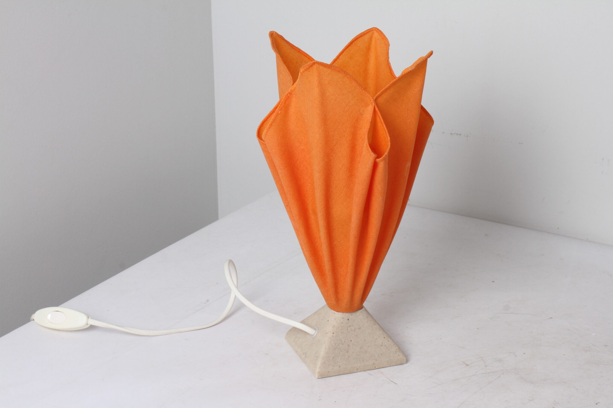 Lampe de table orange design avec abat-jour textile plissé (2)