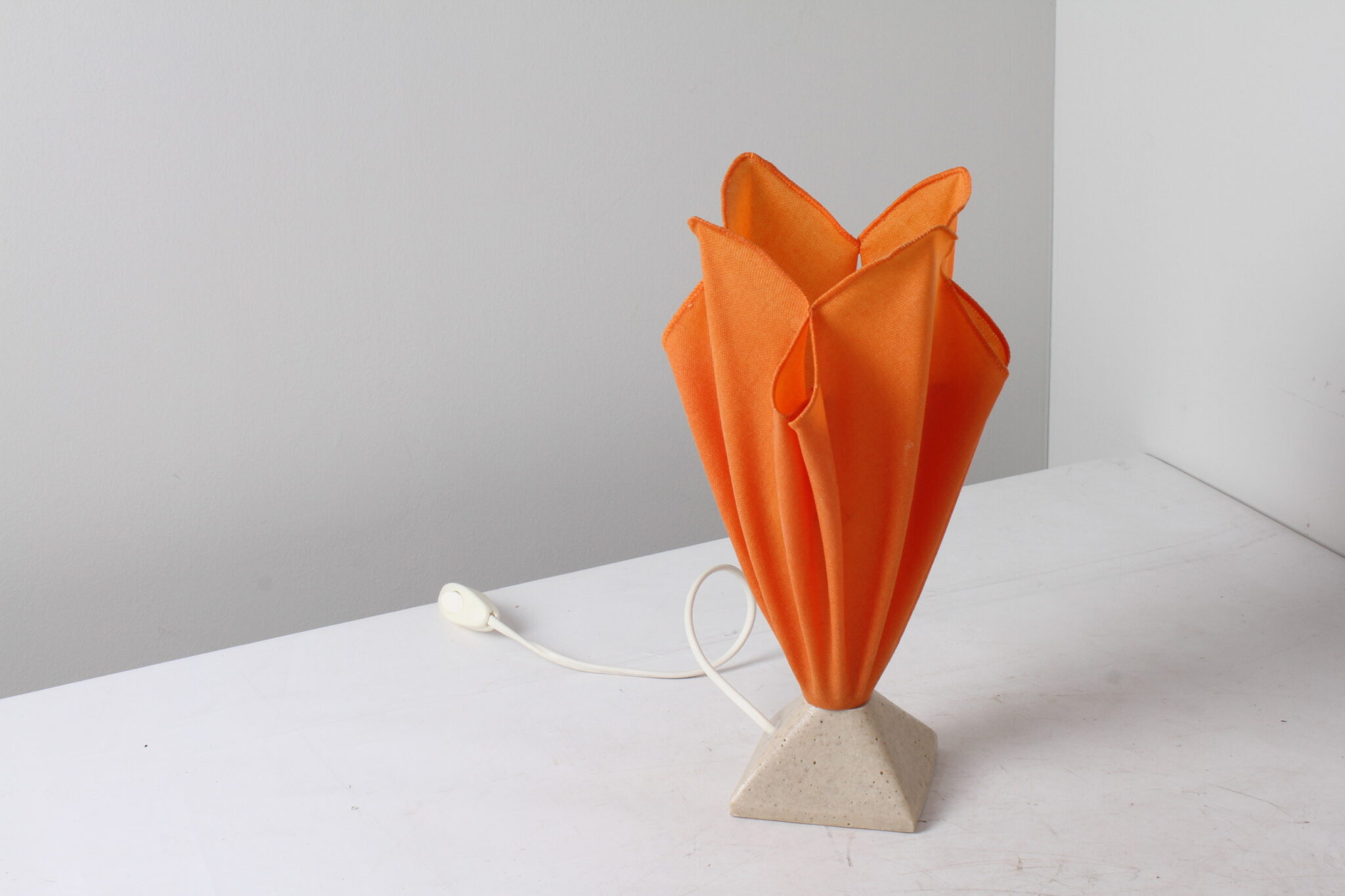 Lampe de table orange design avec abat-jour textile plissé (3)