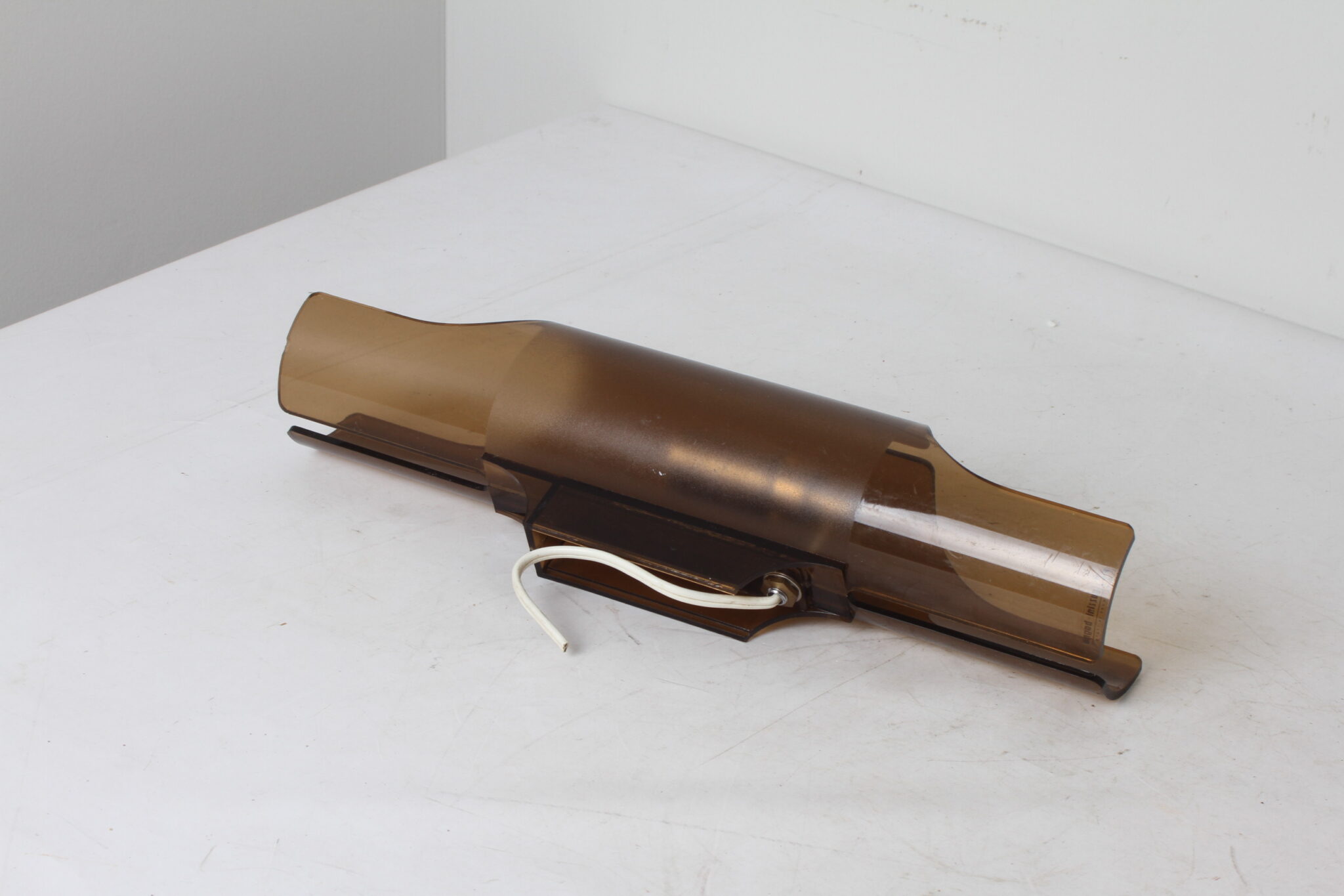 Lampe murale vintage en plastique marron – style rétro (1)