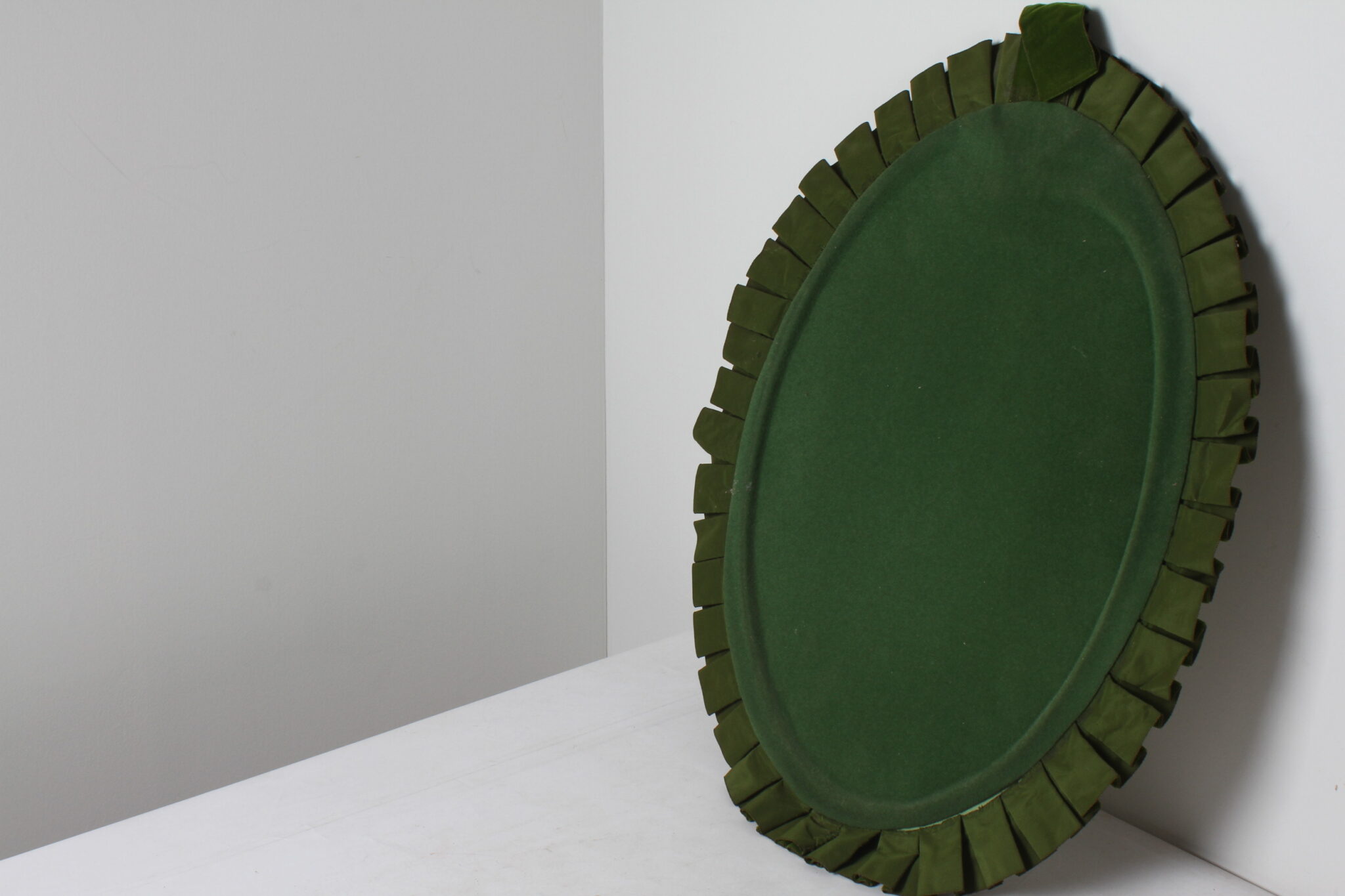 Miroir ovale en décor de tissue vert et doré vintage (1)