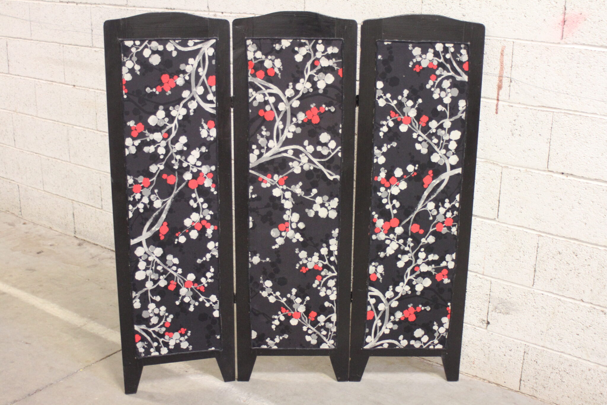 paravent-3-pans-bois-noir-tissu-objets-deco-brocante-occasion-emmaus-scherwiller-etikette (1)
