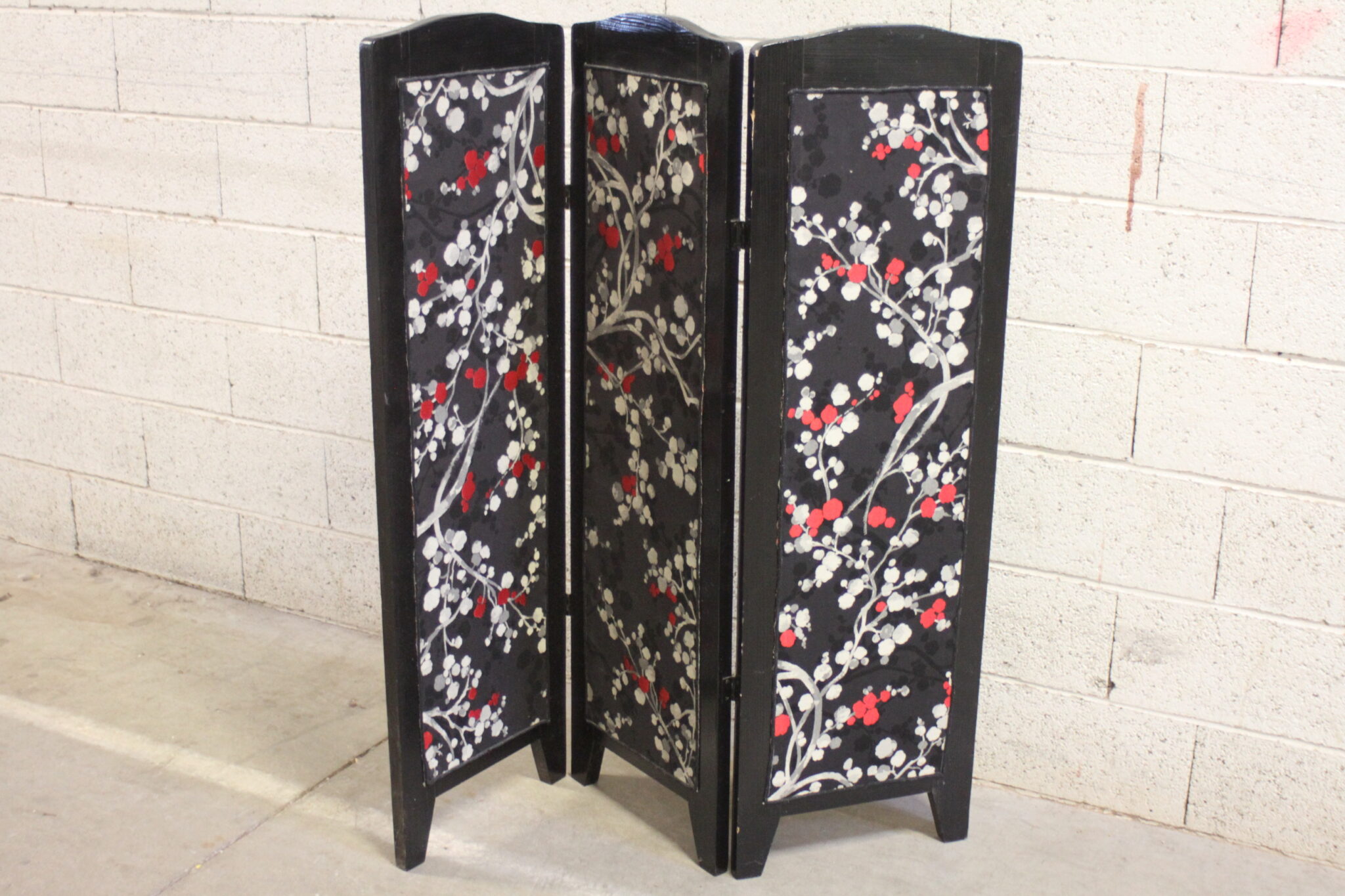 paravent-3-pans-bois-noir-tissu-objets-deco-brocante-occasion-emmaus-scherwiller-etikette (2)
