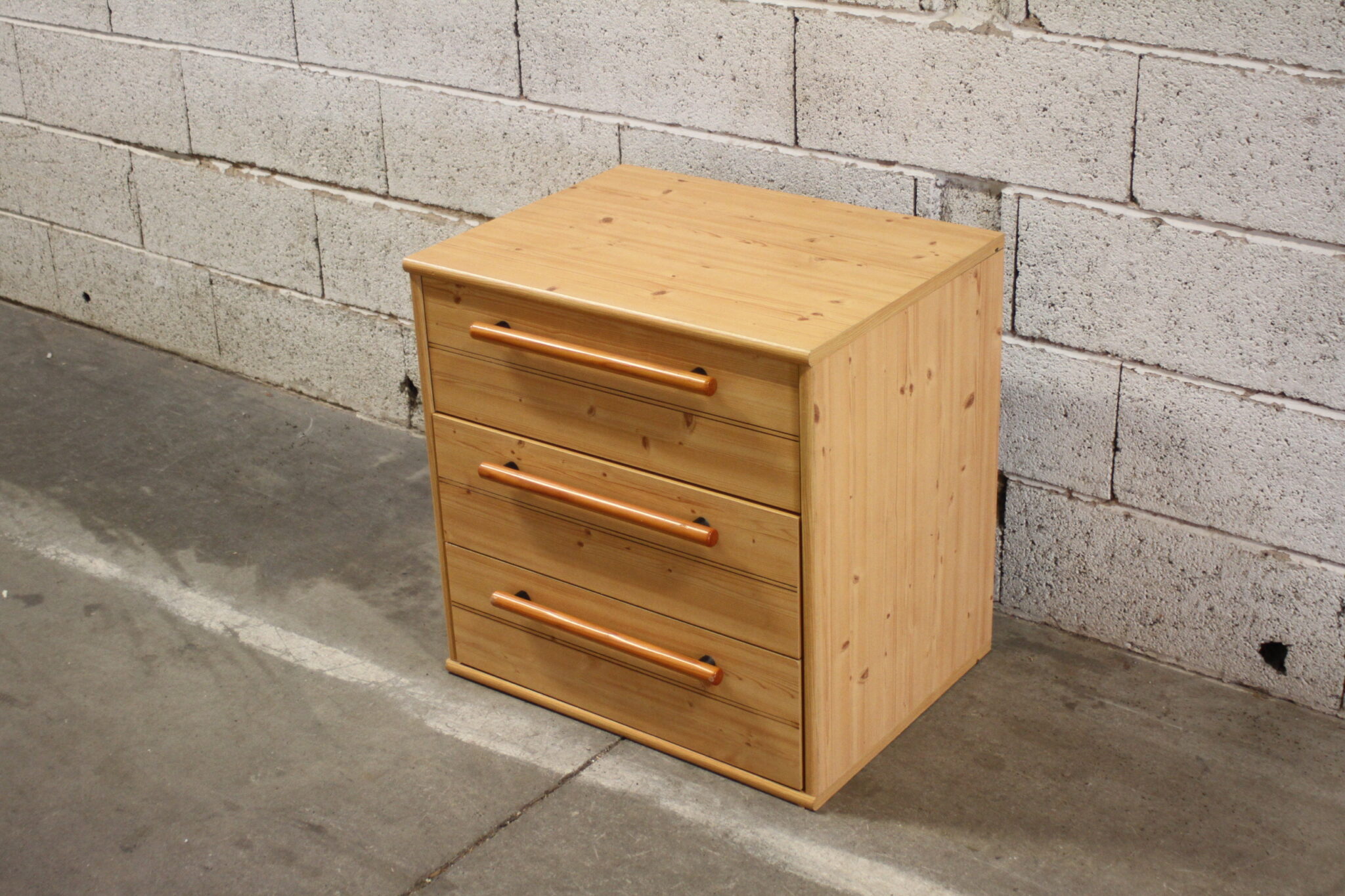 petit-meuble-de-rangement-design-3-tiroirs-placage-mobilier-brocante-occasion-emmaus-scherwiller-etikette (2)