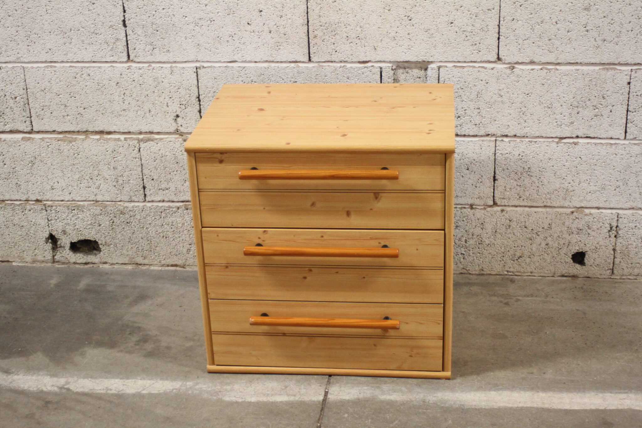 petit-meuble-de-rangement-design-3-tiroirs-placage-mobilier-brocante-occasion-emmaus-scherwiller-etikette (3)