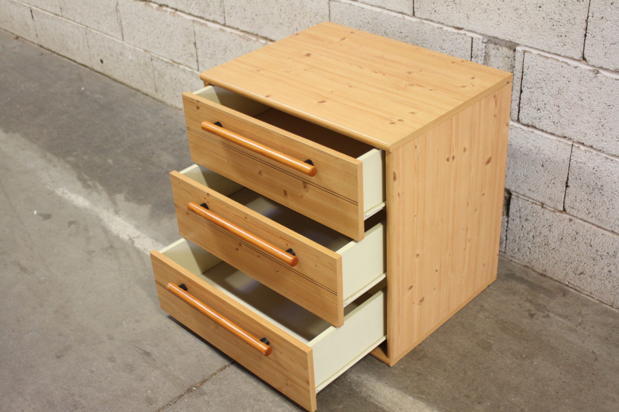 petit-meuble-de-rangement-design-3-tiroirs-placage-mobilier-brocante-occasion-emmaus-scherwiller-etikette (4)