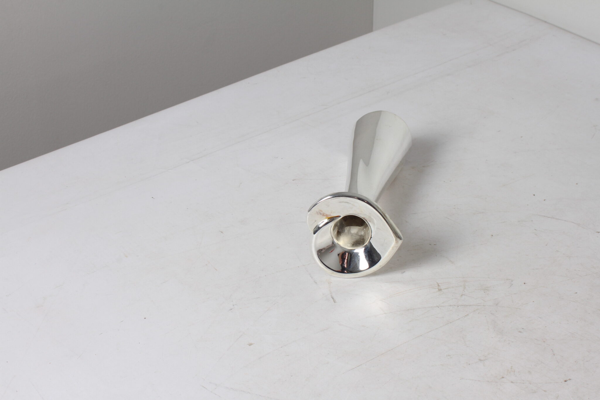 Petit vase soliflore en métal chromé (1)