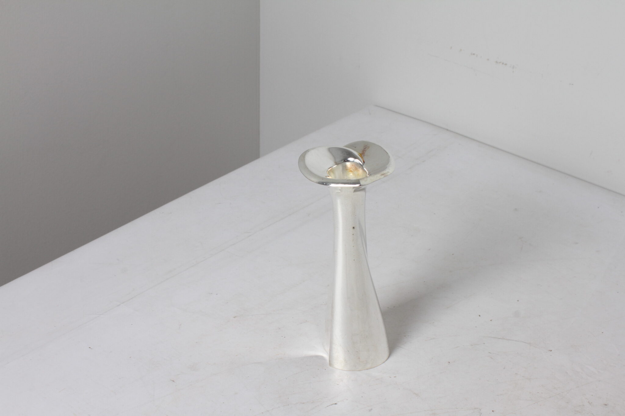 Petit vase soliflore en métal chromé (2)