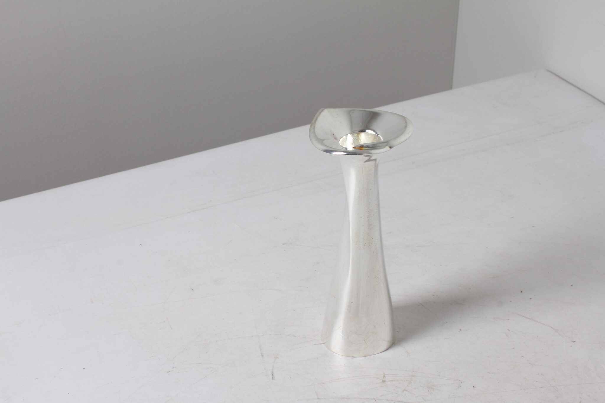 Petit vase soliflore en métal chromé (3)