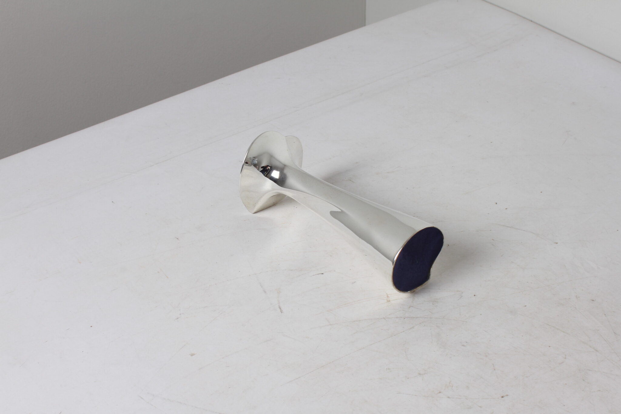 Petit vase soliflore en métal chromé (4)