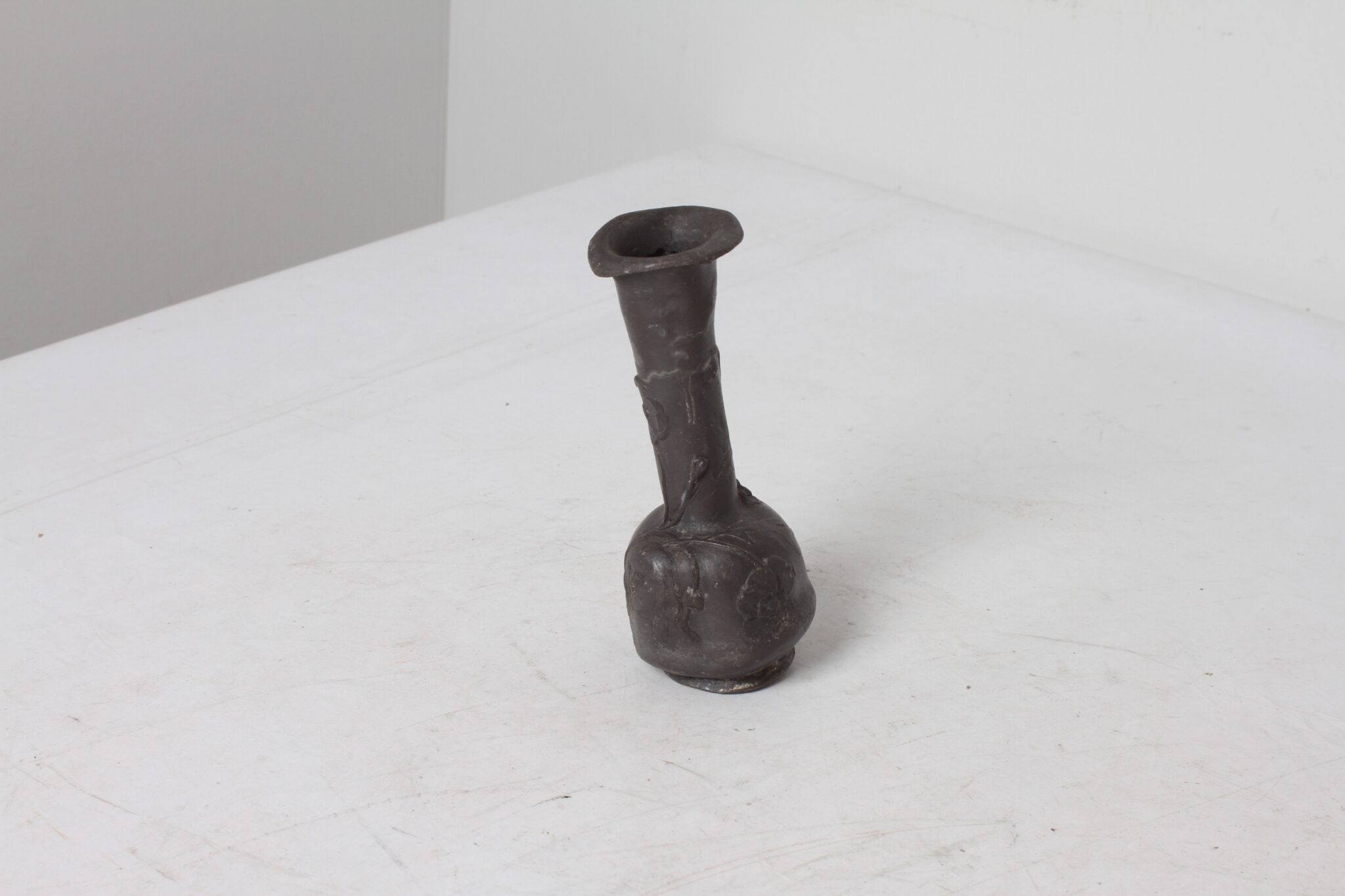 Petite vase de décoration en étain décors florale vintage (2)