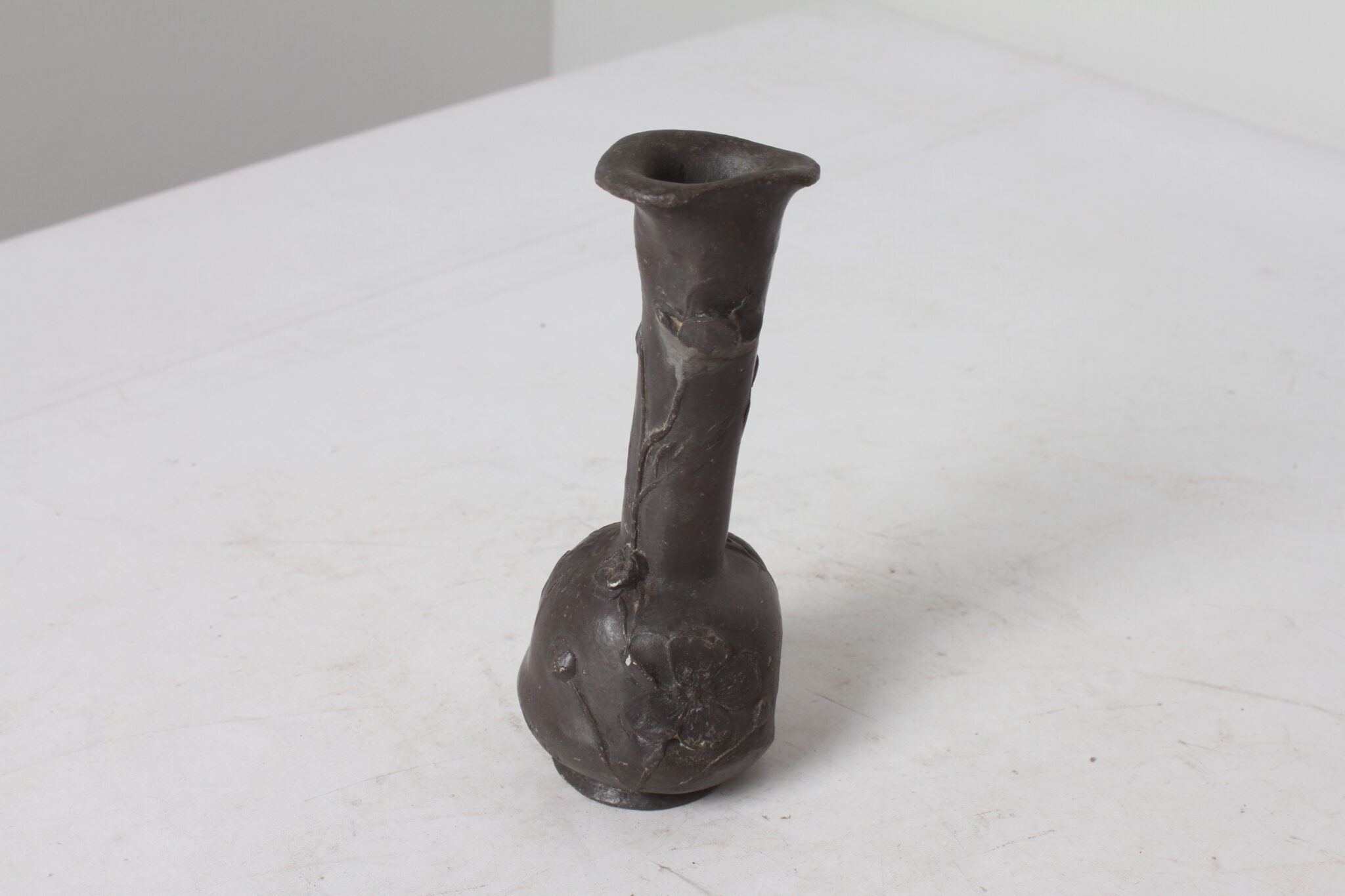 Petite vase de décoration en étain décors florale vintage (3)