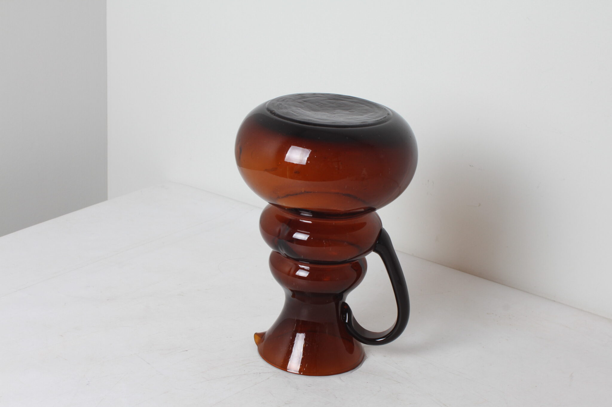 Pichet décorative en verre ambré (1)