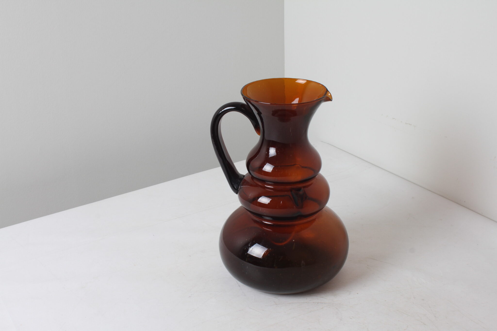 Pichet décorative en verre ambré (2)