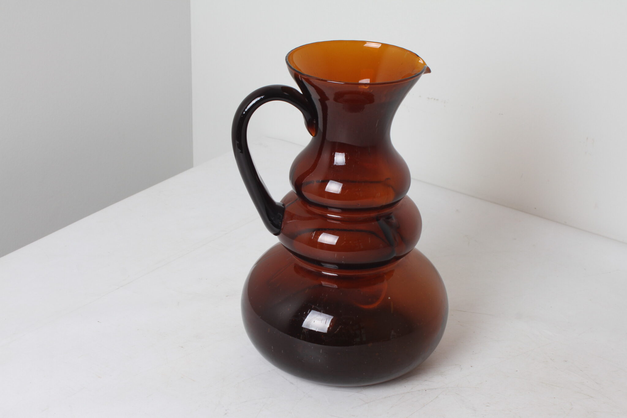 Pichet décorative en verre ambré (3)