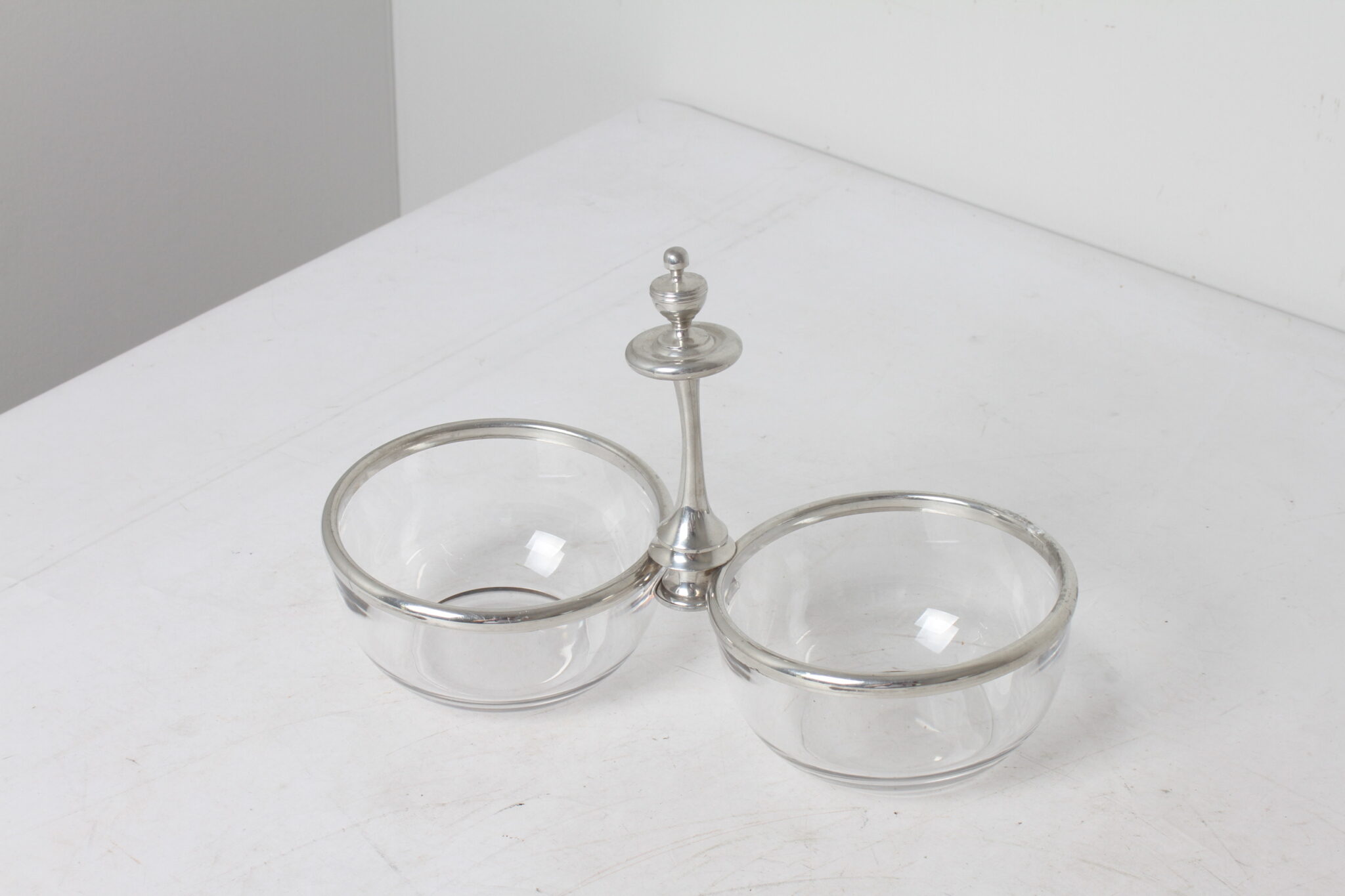 Plat serviteur en verre avec monture en étain argentée (1)