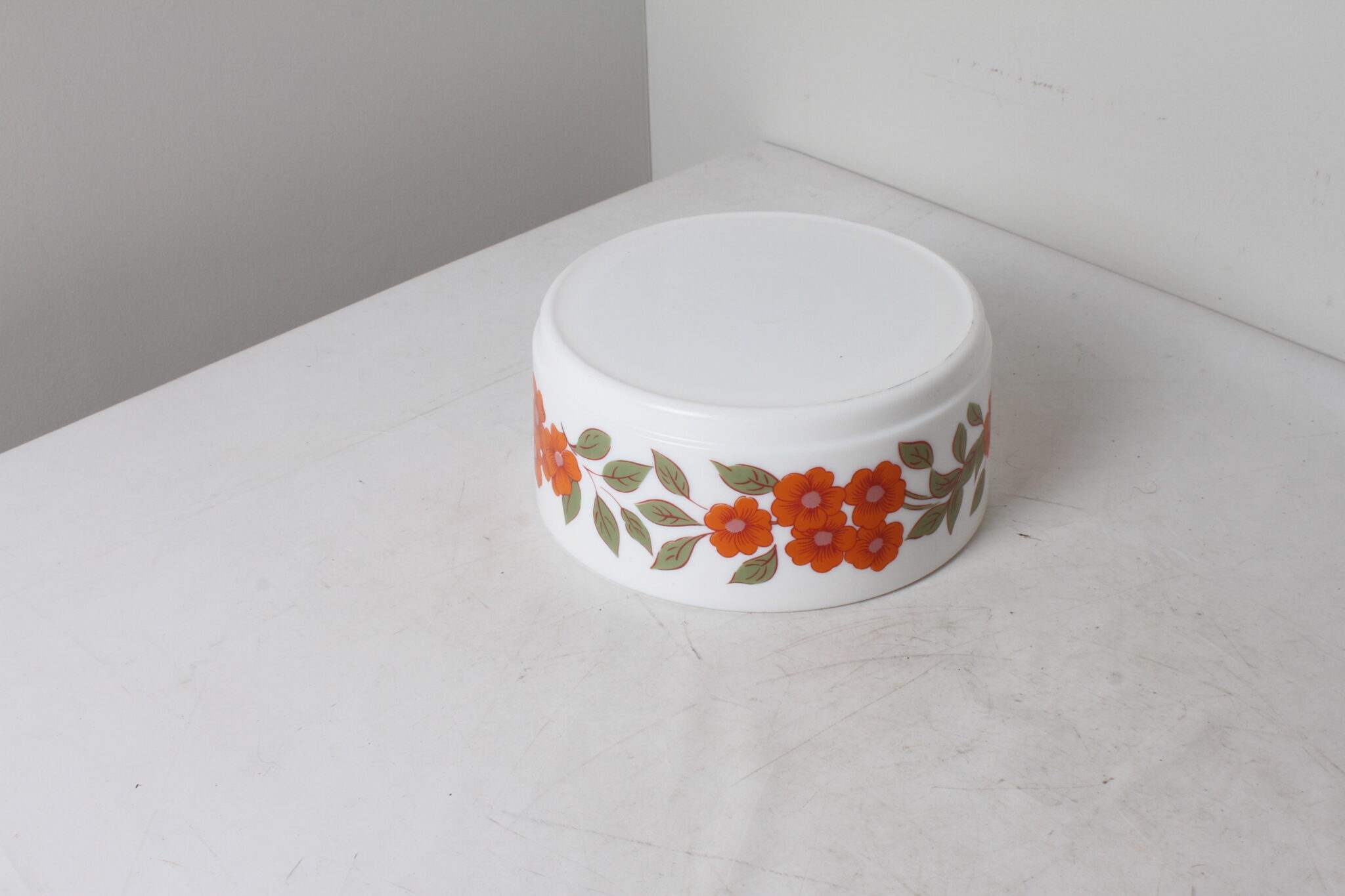 Saladier en verre opale Arcopal blanc avec décor floral vintage (1)