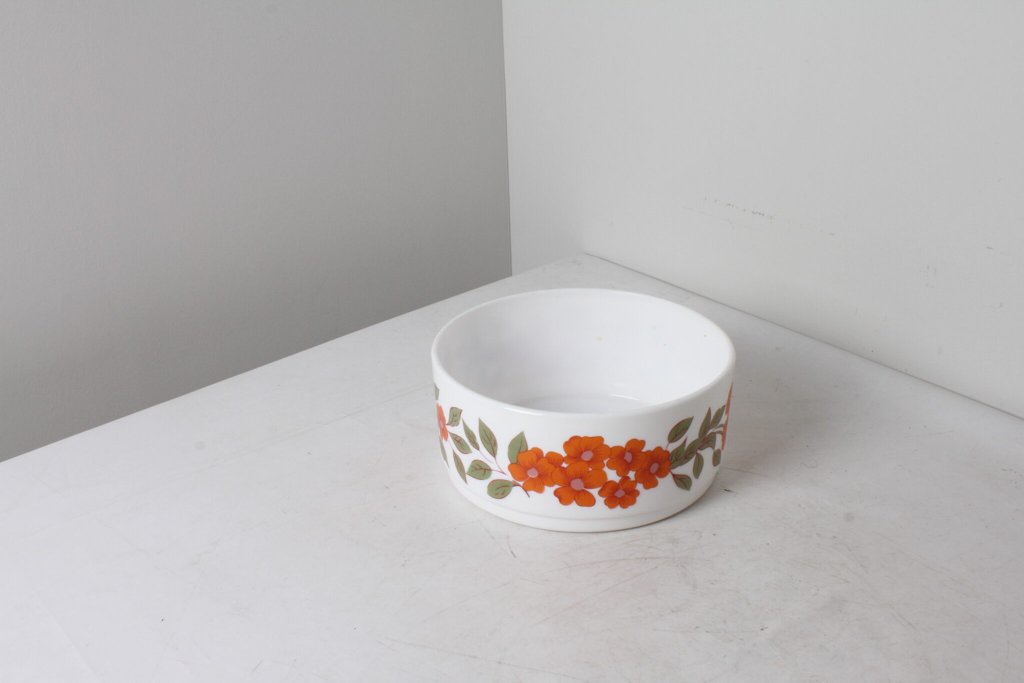 Saladier en verre opale Arcopal blanc avec décor floral vintage (2)