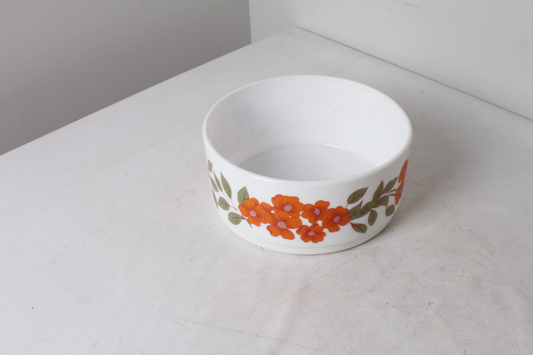 Saladier en verre opale Arcopal blanc avec décor floral vintage